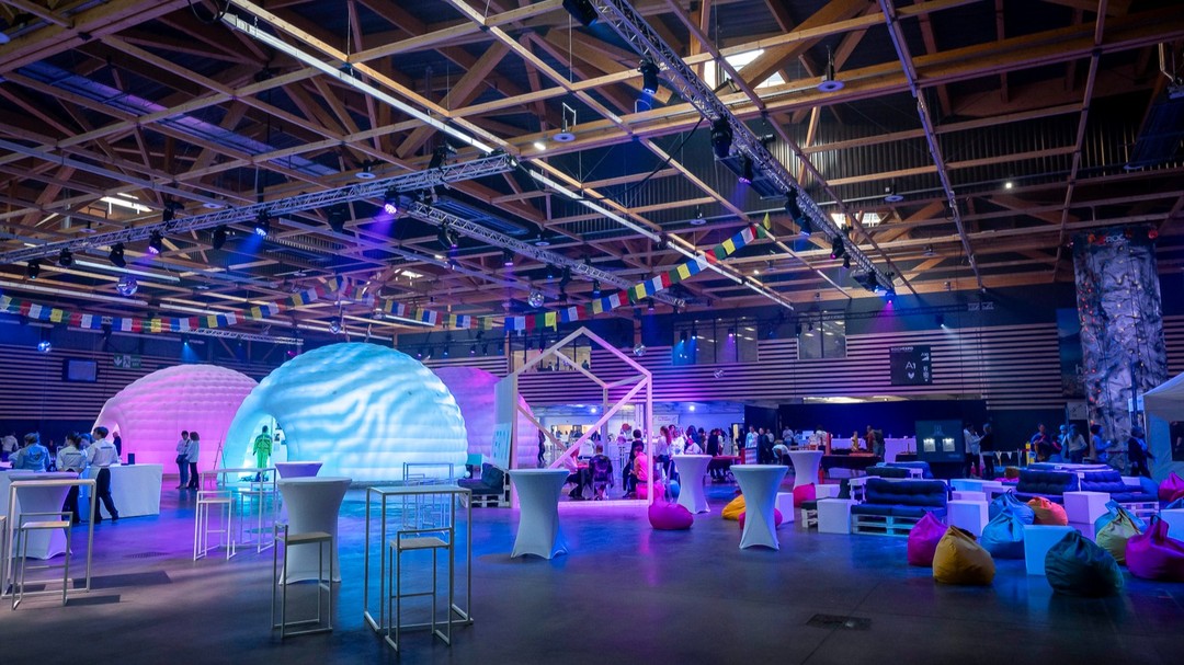 Quel honneur et quel bonheur de participer aux 30 ans de l'association A chacun son Everest. Tellement d'émotions ! Encore bravo à Christine Janin et à son équipe pour leur dévouement sans faille à cette cause magnifique.
2100 invités présents à La Roche-sur-Foron et un streaming en direct
4952 enfants atteints de cancer ou de leucémie accompagnés depuis 1994
2265 femmes en rémission d’un cancer du sein accueillis depuis 2011
548 stages organisés à Chamonix
#30ansACSE #acse #christinejanin #rochexpo #photoslahaut