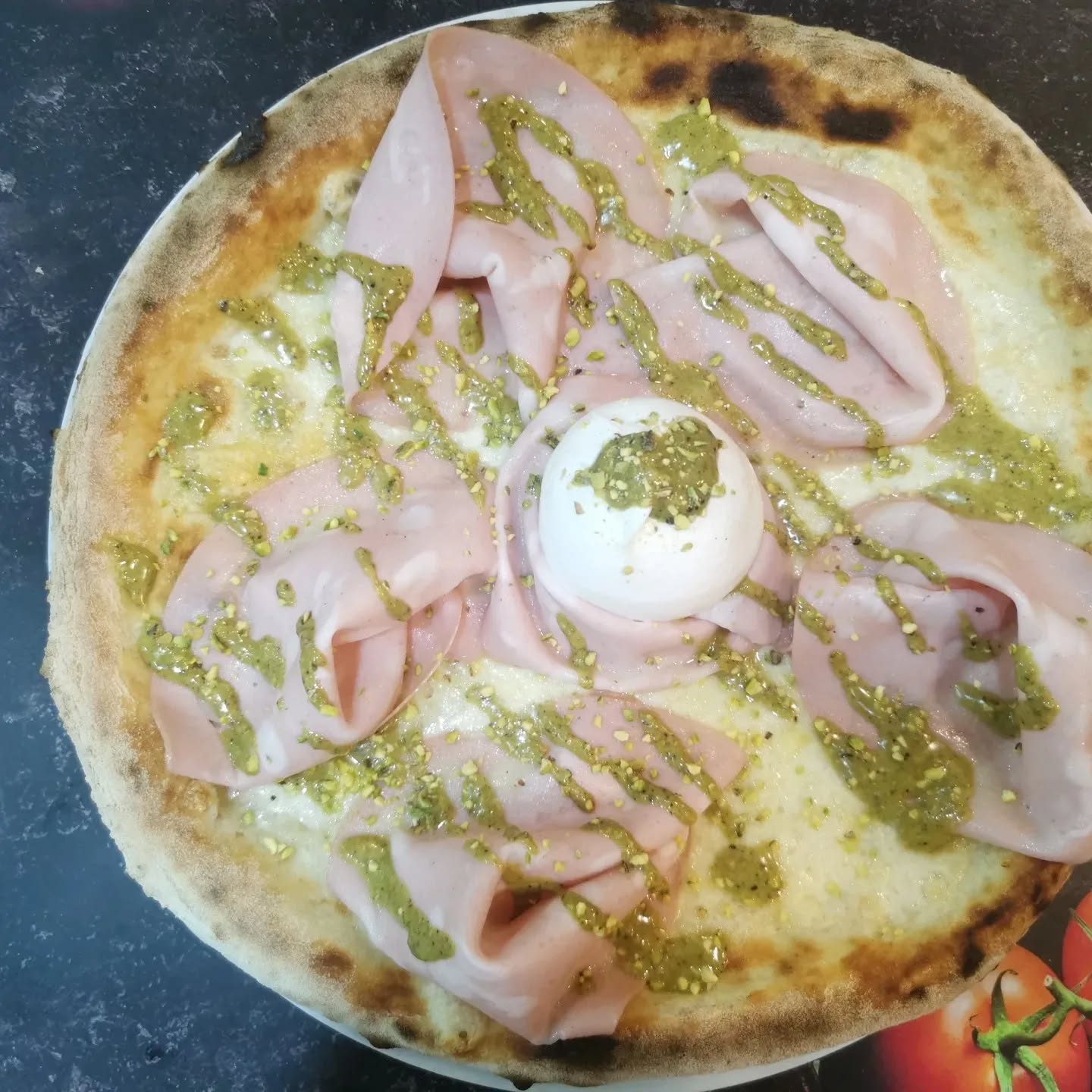 Unsere Spezialität für diese Woche ist mit Mortadella Pistazien Creme Burrata.
Nur telefonisch bestellbar unter der Name
"Mortazza" 13,50 ohne Burrata 10,20.