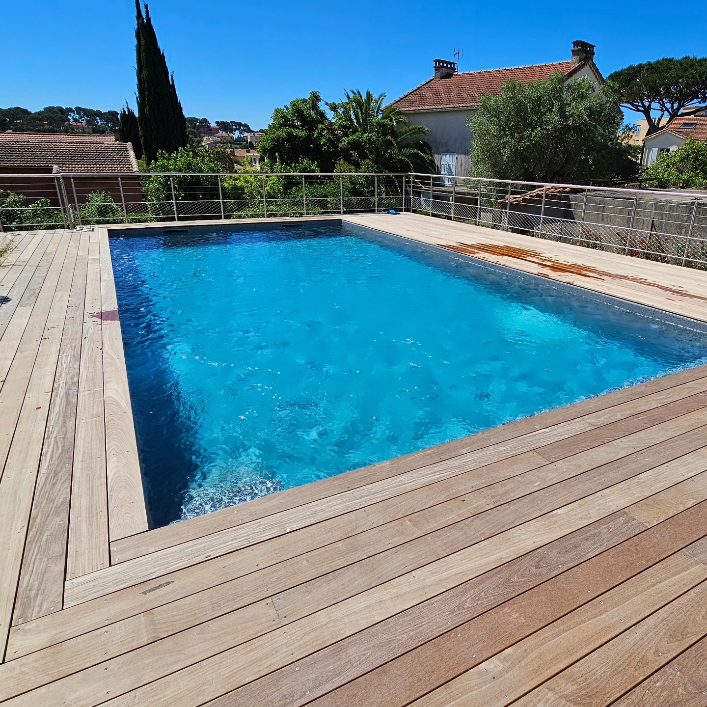 Construction piscine 10x5x1,55 avec banquette et escaliers (sous la pluie car on peut travailler par tout temps et toutes saisons), terrasse lames de bois, garde corps en inox sur mesure, traitement au sel avec contrôle REDOX et injection de pH automatique, Membrane armée 3D Touch RENOLIT Prestige.
#constructionpiscine #membranearmée #sanary #var