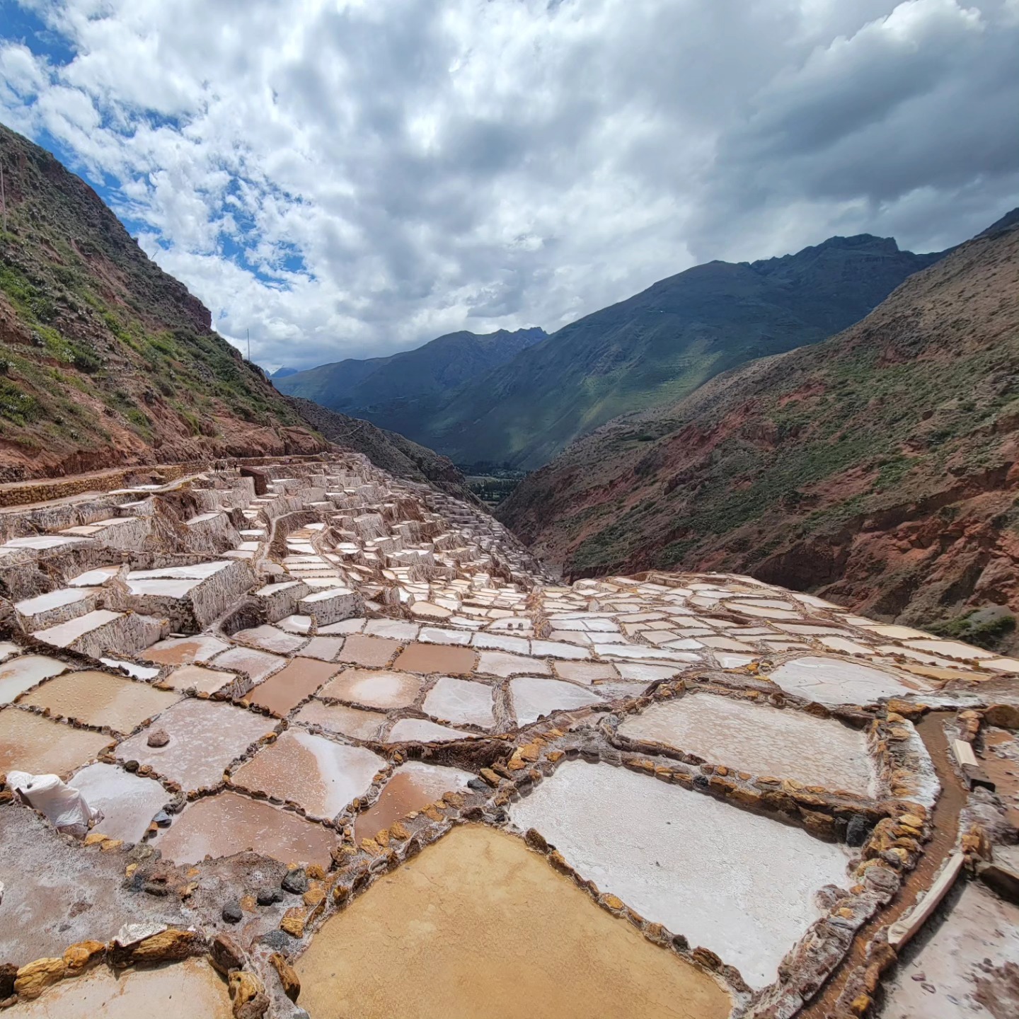 If you're dreaming of faraway places, let Peru be your next escape. Mountains, ruins, colors and cultures that took our breath away (quite literally ๐) - new link in bio!
.
.
.
.
.
#travel #twogirlsgetaway #travelblogger #gltlove #glt #dametraveler #sheisnotlost #travelgirl #peru #machupicchu #visitsouthamerica #rainbowmountain #humantaylake #huacachina #wonderful_places #huntgram #wearetravelgirls