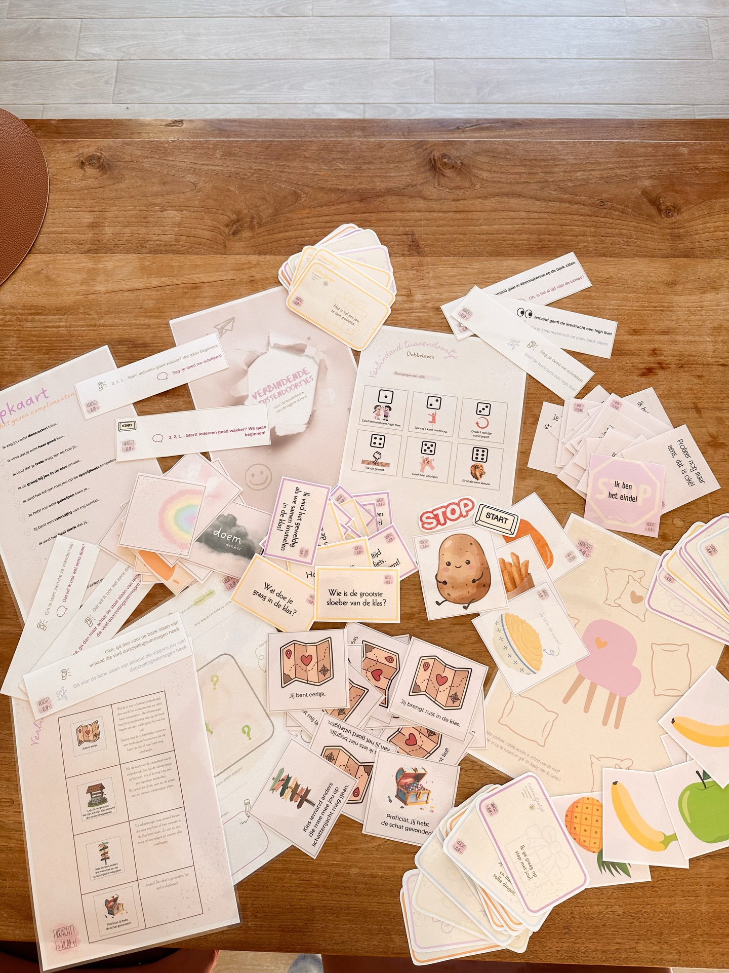 Met heel veel trots deel ik het eerste E-book met verbindende tussendoortjes op maat van het 4de, 5de en 6de leerjaar van de lagere school.
T.e.m. 31 maart van je dit E-book aankopen met de lanceringskorting. Bij het afrekenen in de webshop gebruik je de kortingscode: LANCERING 🌷
De tussendoortjes geven jou de kans om samen met jouw team in te zetten op:
💛Fysiek ontladen
💛Samenwerken
💛Verbinden via een gemeenschappelijk doel
💛Groeimindset boosten
💛De kracht van complimenten
💛Opbouwen van een positief en realistisch zelfbeeld
Dit E-book van 73 pagina’s bevat 12 tussendoortjes met een handleiding en kant-en-klaar materiaal. Op die manier hoop ik jou als leerkracht heel wat werk uit te sparen.
Deze verbindende tussendoortjes kan je in dit E-book vinden:
🫐Tweelingfruitjes
🫐De dobbelsteen
🫐De doemdenkers
🫐Schattenjacht
🫐Doorzetter
🫐Complimentje leggen, niemand zeggen
🫐Het onderzoek
🫐Zoek een match
🫐De liefste stoel
🫐Reactiespel met complimenten
🫐Patat, friet, kroket
🫐Niet op hetzelfde moment
🫐Schud maar los
Ik ben nu al kei benieuwd hoe jij en jouw klas dit gaan ervaren! 🌷
Reageer TUSSENDOORTJES om de link naar de webshop in jouw DM’s te ontvangen! 🌻