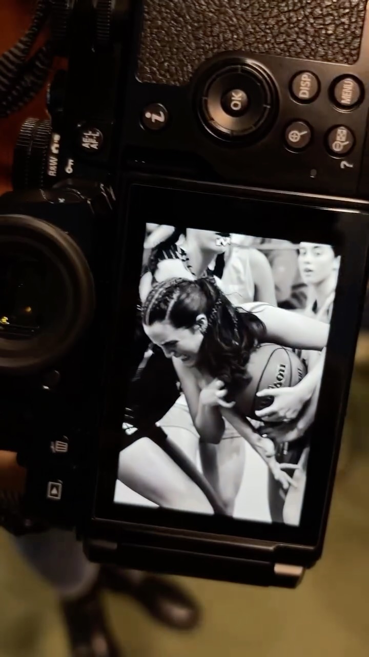 Ayer estuvimos fotografiando en la Caja Mágica de Madrid a la @copacolegialmadrid @copacolegial
Gracias al gran @atance.ivan74 (fotógrafo de deportes profesional), pudimos ir con un grupo de alumnos de ICONO a realizar un ejercicio muy interesante: registrar un partido de baloncesto.
La fotografía deportiva es todo un reto. Todo ocurre muy rápido y exige reaccionar en cuestión de décimas de segundo. Aun así, os dejo algunos tips básicos para quienes queráis probar este tipo de fotografía:
📸 Objetivo luminoso (gran apertura de diafragma) para captar más luz.
⚡ Velocidades de obturación rápidas para congelar el movimiento.
🔊 ISO controlado, intentando no subirlo demasiado para evitar ruido.
Si buscáis un enfoque más creativo, una buena opción es trabajar en blanco y negro, centrándonos en el claroscuro, las siluetas y la intensidad de la acción.
Y algo fundamental: activar el enfoque continuo para seguir el movimiento de los jugadores
• Servo en Canon
• AF-C en Sony y Nikon
La verdad… fue un reto complicado, pero también una experiencia brutal para aprender fotografía en situaciones reales.
Música: Born to run - AlexGuz
#tipsdefotografia #clasesdefotografia #fotoscreativas #tutorialfotografia #baloncesto