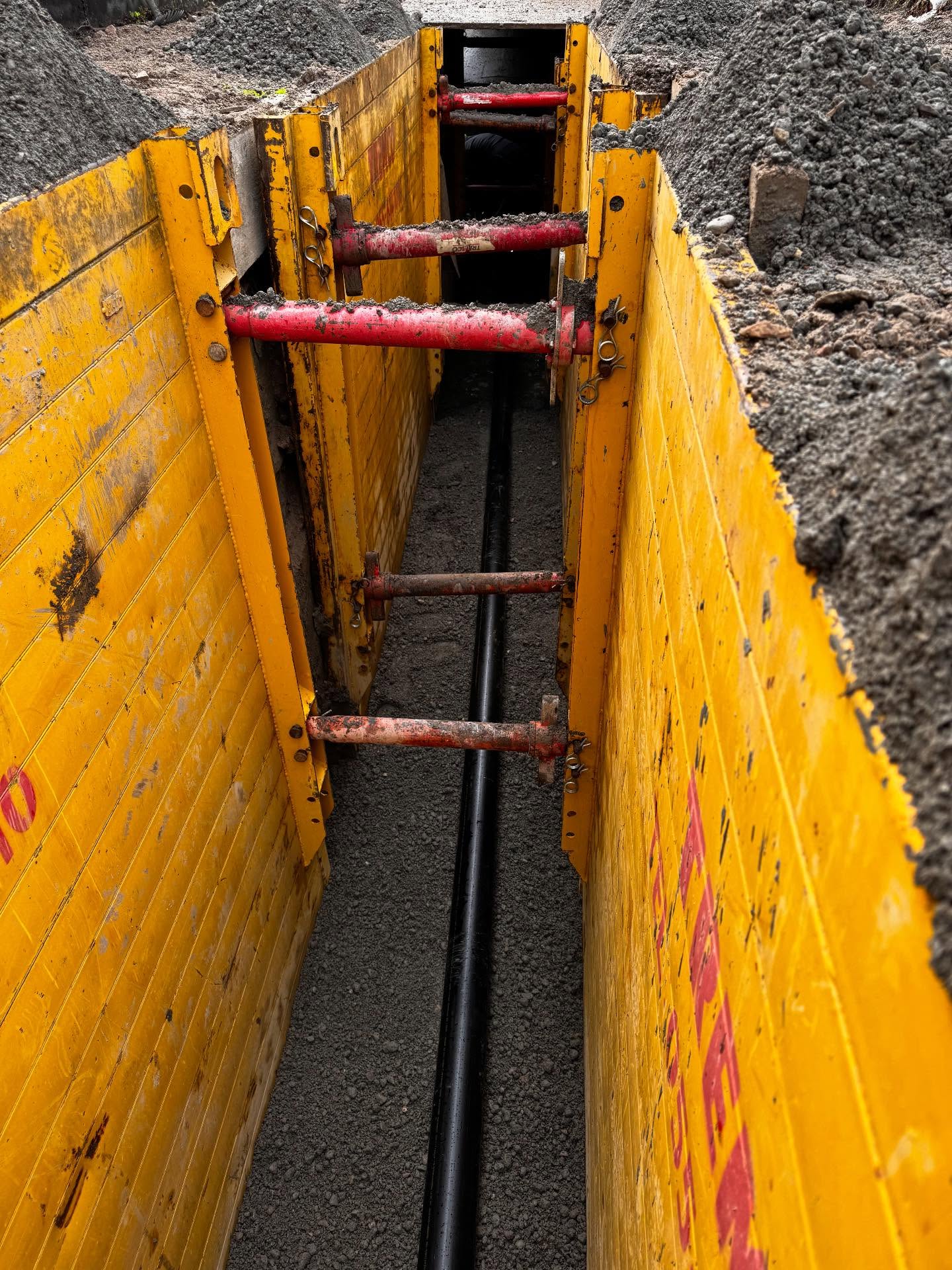 Werkleitungsbau, Abbrucharbeiten und Aushubarbeiten sind beim EFH in Benken abgeschlossen. Schon bald startet das Team im Hochbau. 👷🏼♂️🏗️
#teambachmannbau #hochbau