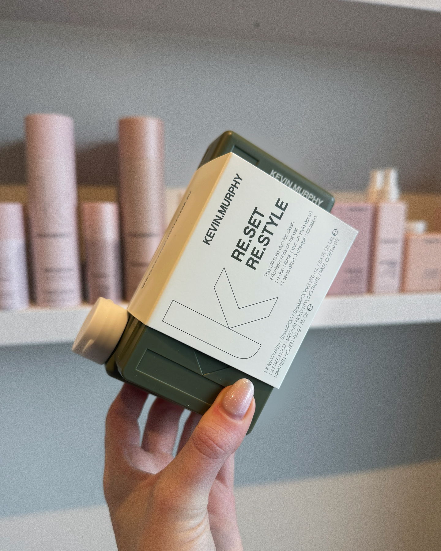 Tijd voor een frisse start voor je haar!
MAXI.WASH van Kevin Murphy is jouw ultieme detox shampoo Deze diepe reiniger verwijdert productresten, overtollige olie én onzuiverheden van je hoofdhuid zonder je haar uit te drogen.
- Perfect als reset vóór je verzorgingsroutine
- Met natuurlijke ingrediënten voor een gezonde balans
💆♀️ Laat je hoofdhuid weer ademen
Gebruik 1x per week voor dat écht schone, lichte gevoel.
#kevinmurphy #maxiwash #hairdetox #scalpcare #healthyhair #hairroutine #kapper #haarverzorging #glanzendhaar #hairgoals #salonlife #haartips #beautycare #selfcare