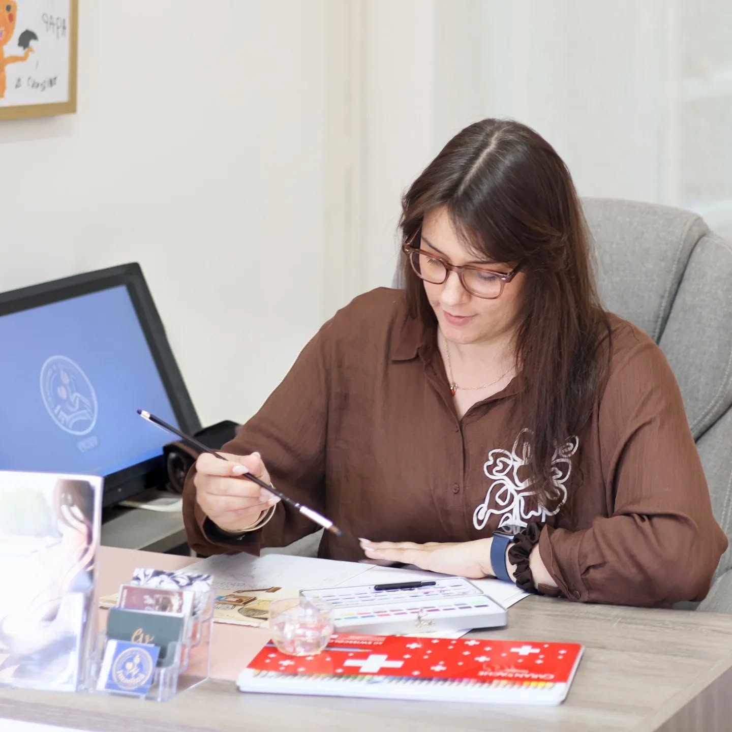 🌷 Hello, it's me ! 🌷
Moi, c’est Célestine, fondatrice d’Imaginà depuis 2018,
Bienvenue dans mon univers. ✨
.
📸 Sur la 2e photo, prise dans le bureau de mes grands-parents aux Pays-Bas, je créais déjà : mise en page d’histoires, découpage, collage… et des illustrations pour donner vie à mes propres livres et magazines.
.
C’est là que ma passion pour le graphisme est née — et elle ne m’a jamais quittée, 24 ans plus tard. Aujourd’hui, je suis comblée d’en avoir fait mon métier 🤍
.
Je porte ce souvenir fort dans mon coeur, c'est pour ça que j'ai choisi de mettre des tulipes représentant les Pays-Bas dans mon Logo 🌷🌷
.
✨ À l’écoute, je vous accompagne pour donner vie à vos idées, avec sens et intemporalité. ✨
.
.
.
.
#graphiste
#illustratrice
#identitevisuelle
#balagne
#entrepreneuse