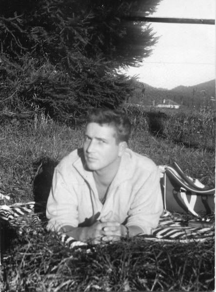 «De moi à toi, Love Bobes» – Diese Worte schrieb Bob Steffen auf die Rückseite eines Fotos von sich, das um 1965 entstand.
—
Der Berner Alfred («Bob») Jonathan Steffen (1928-2012) war hauptberuflich Dekorateur und sorgte mit seinen innovativen Inszenierungen von Textilien für Warenhäuser und Fachgeschäfte regelmässig für Aufsehen. Fast noch bekannter war er für seine legendären Partys und Maskenbälle, die in der Berner Kunst- und Kulturszene berüchtigt waren.
2015 fand im Kornhausforum Bern eine von Veronika Minder und Efa Mühlethaler kuratierte Ausstellung über dieses aussergewöhnliche Leben statt. In Zusammenarbeit mit dem Büro für Fotogeschichte Bern, dem Verein Schwulenarchiv Schweiz, den beiden Kuratorinnen und Memoriav konnte der fotografische Nachlass von Bob Steffen digitalisiert und erschlossen werden.
Die über 1000 Fotos geben vor allem Einblick in Steffens Leben als passionierter Weltenbummler und Bohemien. Sie sind im Schweizerischen Sozialarchiv als Bestand des Schwulenarchivs Schweiz unter der Signatur F 5141 einsehbar: bild-video-ton.ch/bestand/signatur/F_5141
Credits Bilder: Sozialarchiv Schweiz, Schwulenarchiv Schweiz, Urheber:in unbekannt, F 5141-02.06-Fb-055_01 und F 5141-02.06-Fb-055_02
#schwulenarchiv #queerhistory #queeregeschichte #queerarchives #schwulegeschichte