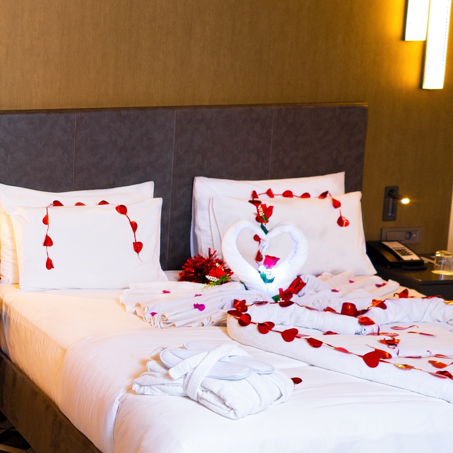 Pour notre campagne réalisée pour Radisson Dakar Diamniadio, nous avons conçu une série visuelle qui incarne la romance et la connexion dans un cadre raffiné.
Notre direction artistique pour ce projet se base sur le concept de 𝐑𝐨𝐦𝐚𝐧𝐜𝐞 𝐈𝐧𝐭𝐞𝐦𝐩𝐨𝐫𝐞𝐥𝐥𝐞. ✨
#DIGICOF #Radisson #Hotel #Luxury #Communication #Dakar #Senegal #decouverte #communicationagency