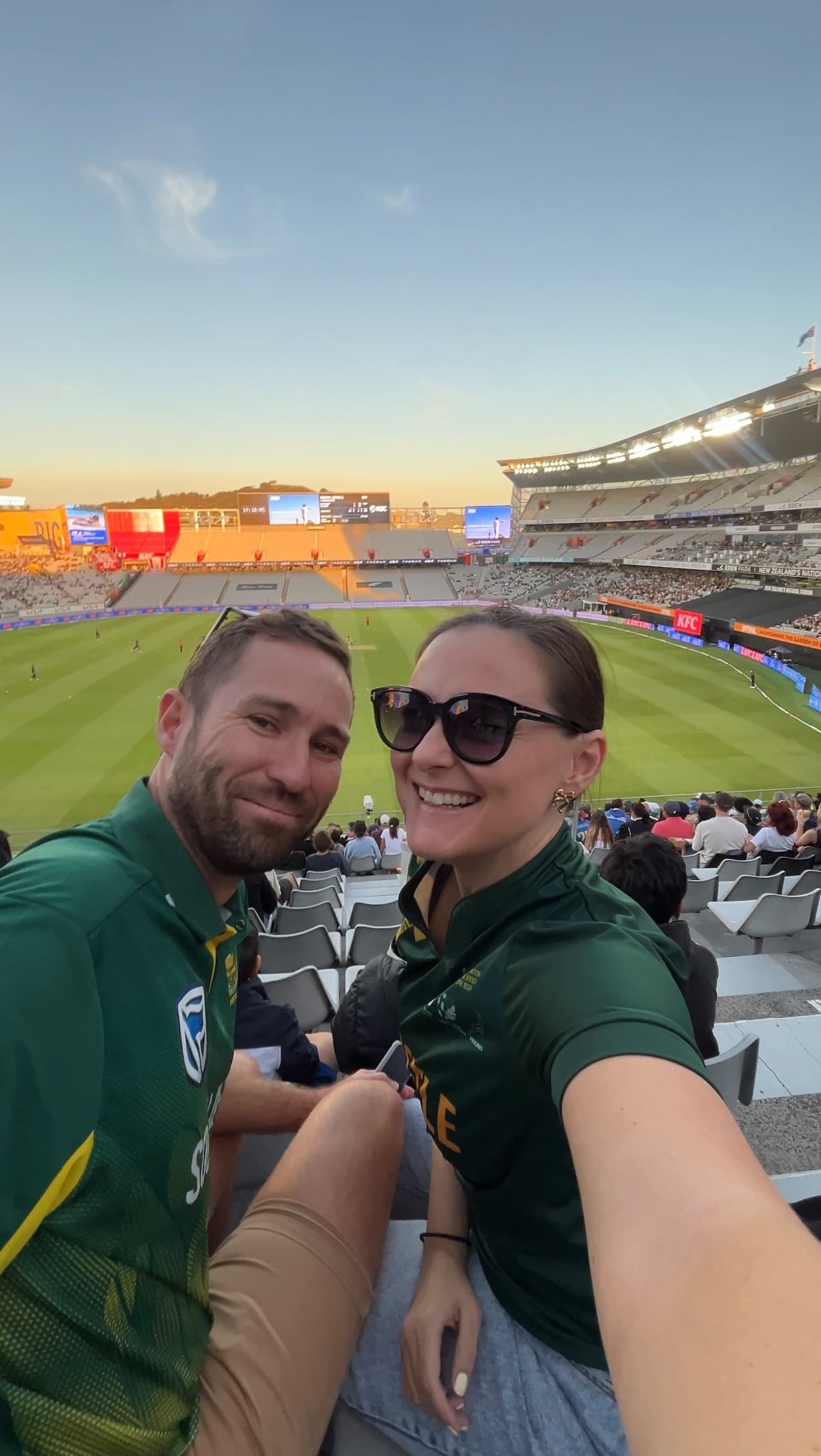 We can’t believe it’s taken us this long to go to a cricket game here in NZ!!
We just love going to @edenparknz and how cool that we saw our favourite South African food truck @chakalakasastreetfood at the stadium!
Unfortunately the match didn’t go our way, but well done to the Blackcaps 🏏