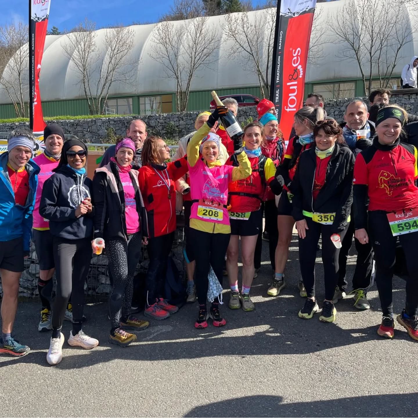 🎊 La Vourloise Trail 🎊
Quel dimanche pour les Foulées sur les sentiers de Vourles à l'occasion de @la_vourloise_trail ☀️
Une soixantaine de coueurs aux couleurs de l'association se sont élancés sur les différents formats : le 13km, le 20km et le 26km ! Un parcours très sympa aux pieds des Monts du Lyonnais 🌳
Un accueil EXCEPTIONNEL de la part des organisateurs 🧡
- Une bouteille pour le club le mieux représenté
- Les dossards gratuits pour l'ensemble des accompagnants joëlette
- Cadeaux coureurs et médailles pour les pilotes de joëlette
- Super prise en charge de Sixtine par la Croix Blanche et le médecin de course
Merci Vourles 🧡 On reviendra l'année prochaine 🫶
Bravo à tous 🥇