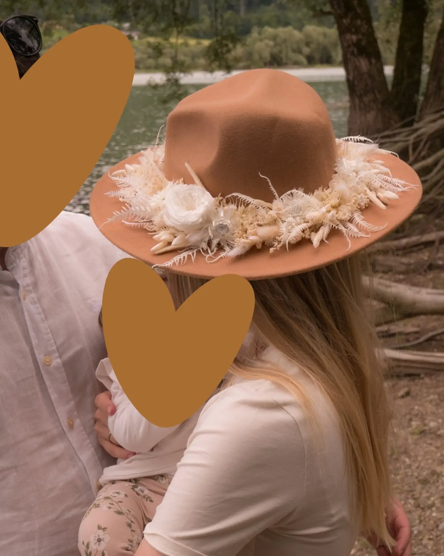 | Chapeau | 🌾🤎🌾
Faire d'un chapeau en fleurs séchées / stabilisées une pièce unique 🌼
À porter pour une occasion spéciale ou tout simplement à accrocher en déco dans vos cocons 🌾
Pièce uniquement sur mesure et sur commande
🌼😊
#chapeaufleuri#chapeaufleurssechees#fleuriste#deco#driedflowers#creatricesuisse#suisseromande#lariagesuisse#evenementsuisse#fleurssechees#boheme#creationflorale#accesoirefleuri#coiffure#vaud#fribourg#neuchatel#berne#geneve#berne#tessin#mariagesuisse#mariage2024#mariage2025#