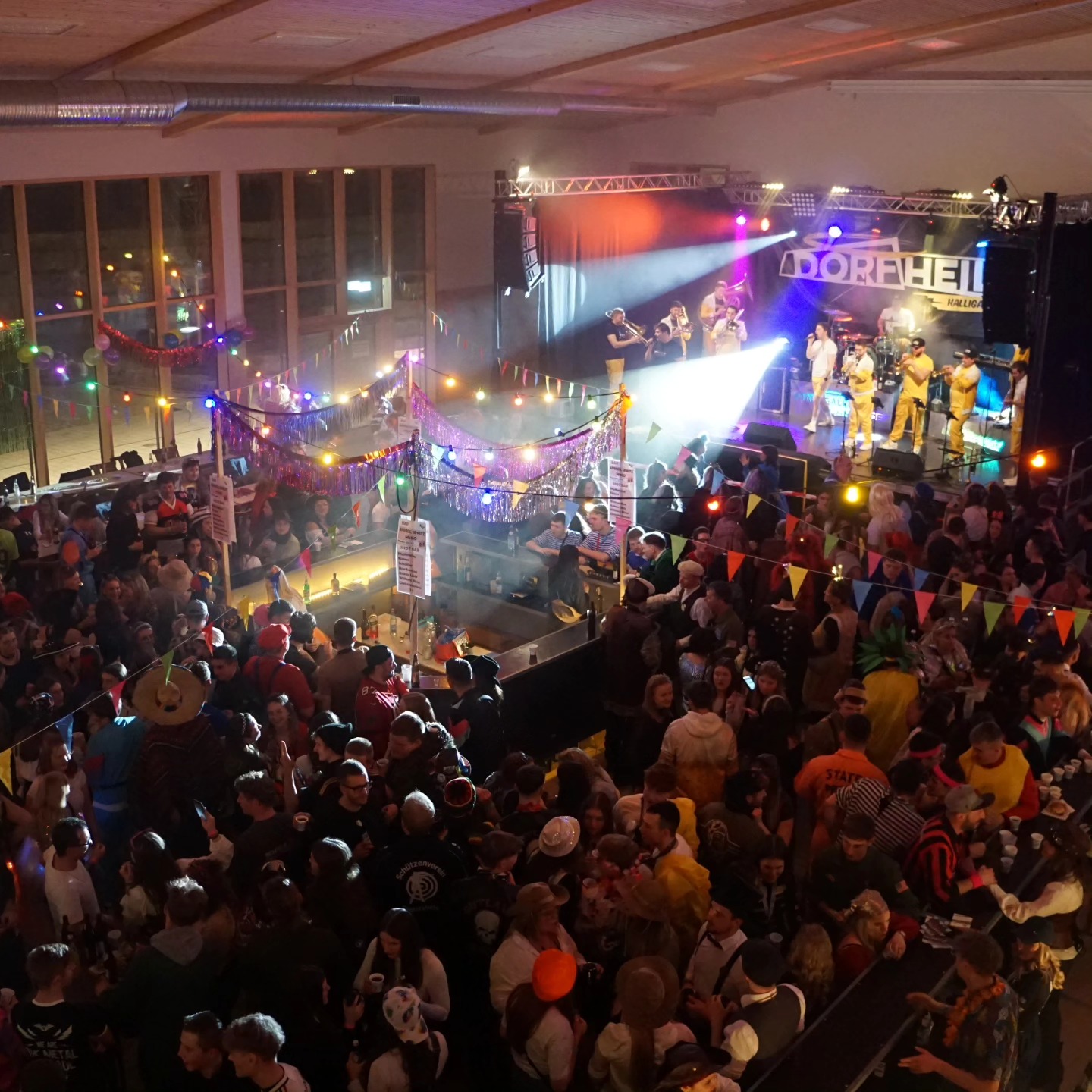 Fasching 2025 - over and out 🎭🎉
Passend zum heutigen Ende der Faschingssaison gibt's noch ein paar Highlights von der legendären Faschingsparty in Oberschönegg letzten Freitag 🍻
Was sollen wir sagen? Das war ja mal ein kompletter Abriss! 🚀🔥
Zusammen mit den @_dancechicas_, den @upreds_oberroth und der @lumpenkapelleboos haben wir die Halle zum Beben gebracht und den ein oder anderen Stromausfall (Wackelkontakt) verursacht - genau so muss Fasching sein 💃🏻🕺🏻
Vielen Dank an alle, die dabei waren 💛
#fasching #dorfheilige #wackelkontakt