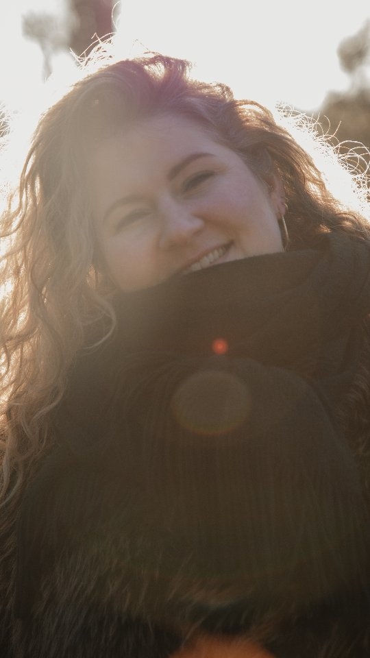 Vandaag, op Internationale Vrouwendag, deel ik een mooie ontwikkeling met jullie.
Mijn vader zei vroeger altijd dat werken voor de overheid goed was: mooie arbeidsvoorwaarden, een goed loon. Maar hij voegde er altijd aan toe dat het echt bijzonder wordt als je van je hobby je beroep kunt maken. Dat is weggelegd voor maar weinig mensen.
Ik heb geleerd te manifesteren en te doen waar ik blij van word. En dat doe ik nu. Nog geen jaar geleden kreeg ik de sleutel van de dAklichtstudio. Vanaf dat moment begon ik te dromen van een fulltime carrière als fotograaf. En nu ga ik ervoor.
Ik laat een prachtige functie bij de overheid achter om iets nog mooiers voor mezelf te bouwen. Vaak hoor ik vrouwen zeggen dat ze iets voor zichzelf willen doen, niet alleen moeder zijn, maar ook zichzelf zijn en iets doen waar ze energie van krijgen. Je hoeft je baan niet meteen op te zeggen, maar het is belangrijk om te ontdekken waar je echt blij van wordt.
Mijn gezin blijft mijn nummer één, de meiden zijn mijn alles. Maar ik realiseer me ook hoe ontzettend dankbaar ik ben voor de mensen om mij heen: een geweldige man die mij in alles steunt, ouders die alleen maar supporten en zeggen: "Doe wat je blij maakt, jij kan dit", en vriendinnen die altijd een spiegel voorhouden en er zijn, ook als ik even minder bereikbaar ben.
Dankbaar, heel dankbaar. En nu gaan we groeien, heel hard groeien.🙏💪🩷📸