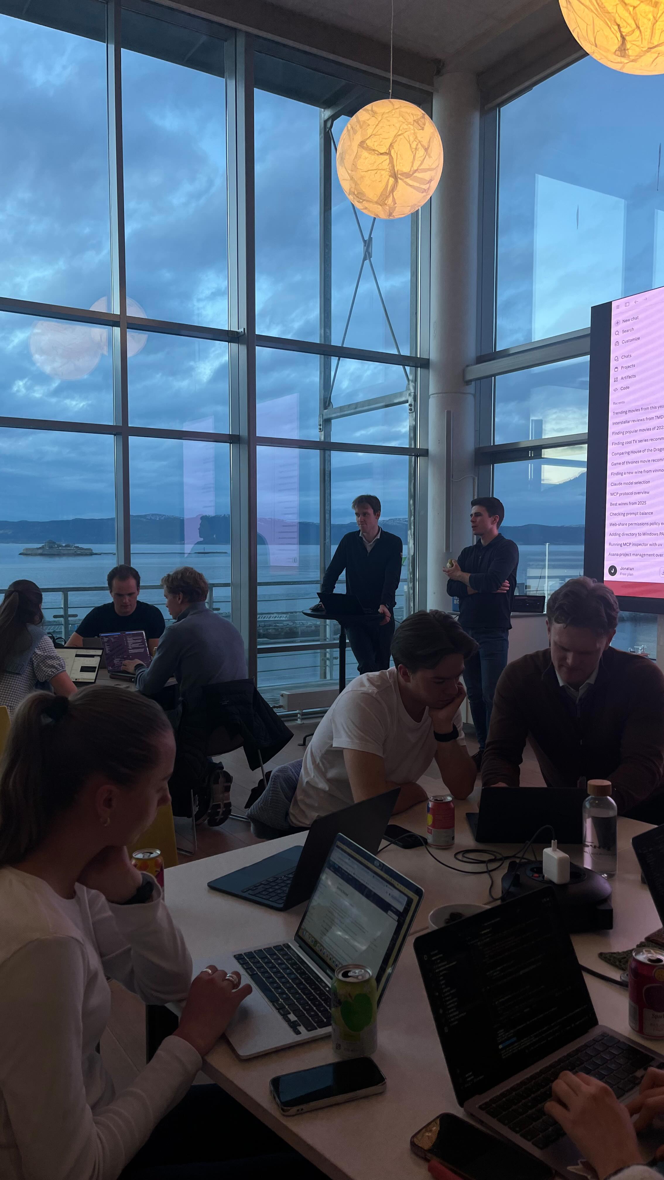 I går hadde vi gleden av å delta på kurs med vår kjære hovedsamarbeidspartner @pwcnorge.🙌🏼 Vi lærte hvordan vi selv kan sette opp en AI-agent – en spennende og lærerik opplevelse!🦾 Etterpå dro vi videre til restauranten Frida, hvor vi ble servert god mat og drikke. Tusen takk for en fantastisk kveld! 💙