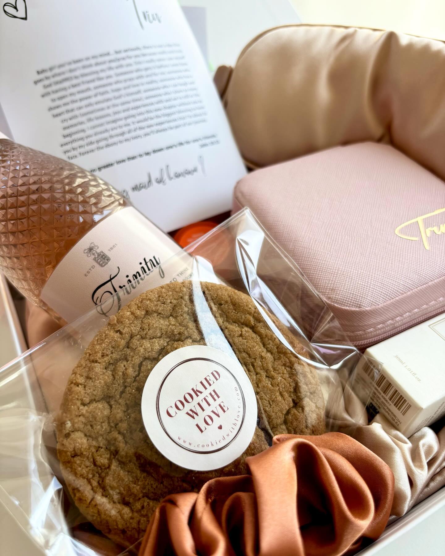 Looking for the perfect addition to your bridesmaid’s or groomsmen proposal box? 🎁🍪
Our cookies are a sweet way to pop the question to your nearest and dearest. Just imagine their delight when they open their box to find one of our cookies and a heartfelt note from you. Whether it’s a ‘will you be my bridesmaid/maid of honour ?’ or ‘will you be my groomsman/best man?’ moment, make it memorable with Cookied With Love. 💍💕
#BridesmaidProposal #GroomsmenProposal #WillYouBeMyBridesmaid #WillYouBeMyGroomsman #CookiesOfLove #PersonalizedGifts #WeddingPlanning #BrideToBe #GroomToBe #EngagementSeason