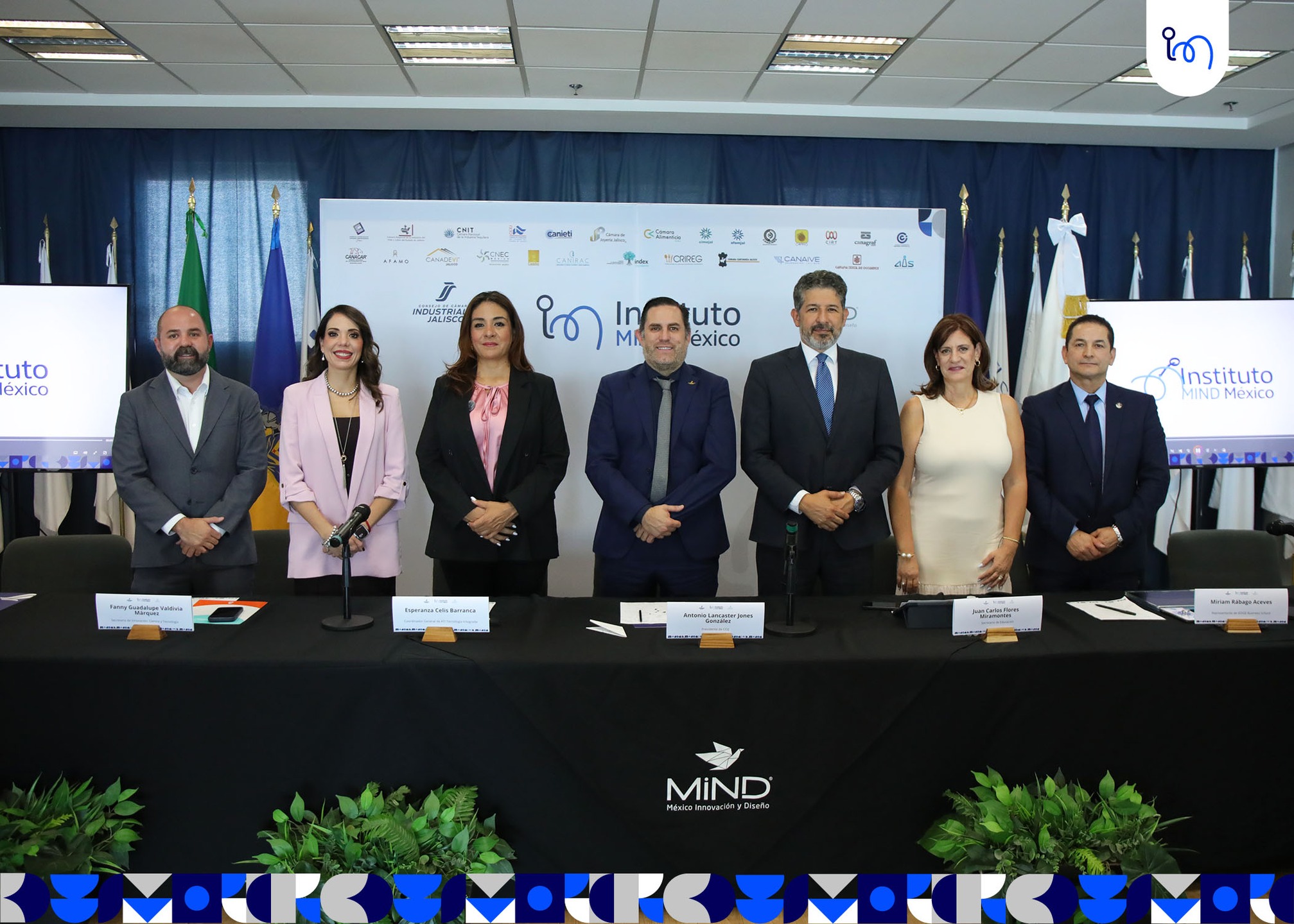 ¡Lanzamiento oficial del Instituto MIND México!
Con la asistencia de Representantes de Gobierno, Industria y Empresas, marcamos el inicio de una nueva etapa para la industria, el conocimiento y el desarrollo del talento en Jalisco y México.
El Instituto MIND México, es un espacio donde la experiencia empresarial se encuentra con el aprendizaje especializado, para formar a quienes liderarán los desafíos de la industria del futuro.
Impulsado por @industriales_jalisco, @mindmexico, en colaboración Cámaras Industriales y Asociaciones, es una plataforma de transformación, conexión y crecimiento, donde convergen ideas, visión y acción, con el objetivo de formar el talento que impulsará la competitividad de nuestro país.
A través de maestrías, cursos, diplomados, talleres, masterclasses y foros, el Instituto MIND México fortalecerá la vinculación entre academia, empresa y tecnología, preparando a personas y organizaciones para evolucionar, adaptarse y competir ante el mercado.
En el Presídium estuvieron presentes la Secretaria de @sicytjalisco, Fanny Valdivia Márquez; el Secretario de @educacion.jalisco, Juan Carlos Flores; la Representante de @iedge.eu, Miriam Rábago Aceves; el Director de Vinculación de @internationalleansixsigma. Joaquín Lancaster Jones; la Coordinadora General de @ati.tecnologiaintegrada, Esperanza Celis Barranca; y el Director Comercial de @globalstandards_, Roberth Gaitán.
Conoce lo que el Instituto MIND México tiene para ti en: www.institutomindmexico.com