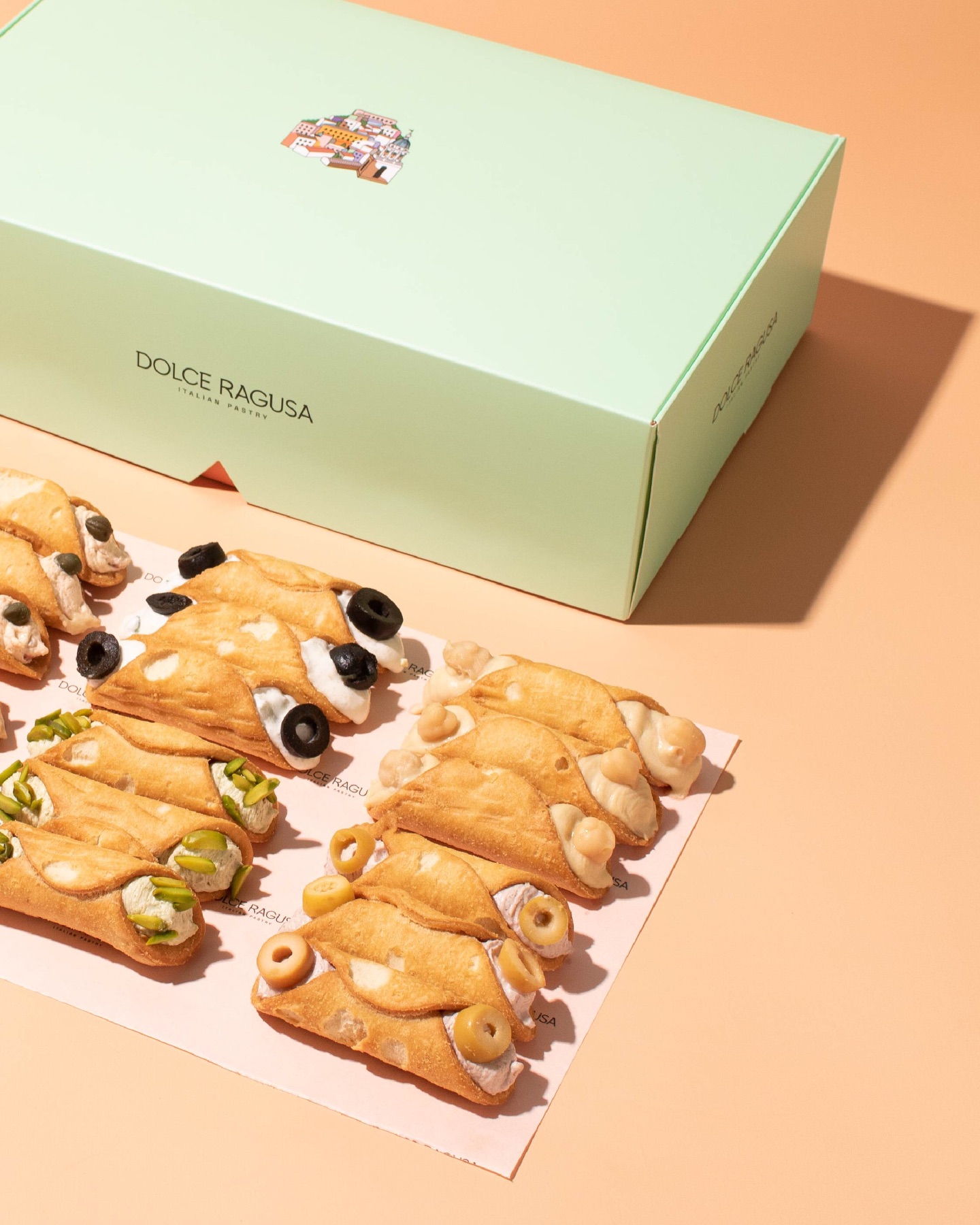 بوكس الكانولي المالح حشوات مختلفة، ولقمة مثالية كل مره✨.
جّربتوها كلها؟
Salty Cannoli Box Different fillings,one perfect bite every time.✨
Tired them all?
