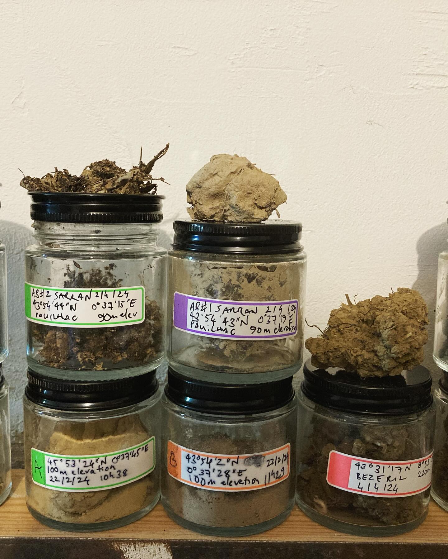 To celebrate earth day, here are some of the soil samples that Kate has collected as part of the project Sons Dessous Dessus, a three year creative project in collaboration with @nataispopcorn. Here are some of her first experiments with soil chromatography, following a brilliant workshop with @hfletch