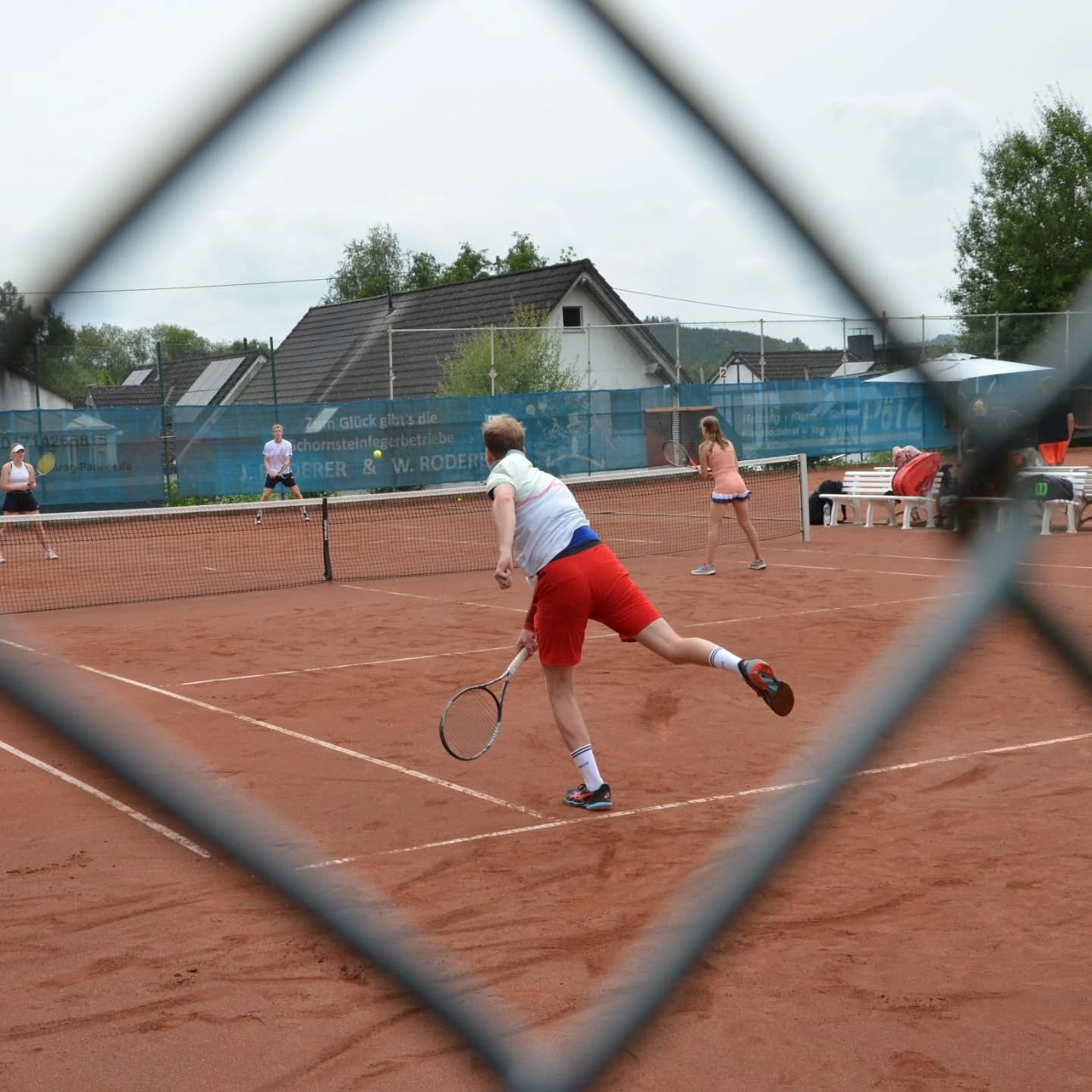 2. Mixed Tagesturnier in Littfeld
Die ersten Impressionen eingefangen von unserem Fotografen Leon.
#tagesturnier #mixeddoppel #tennis #tennisplatz #kurzeregenpause #outdoorsport #aufschlag #rückhand #vorhand #volley #tvlittfeldtennis #fairespiele #spannendespiele