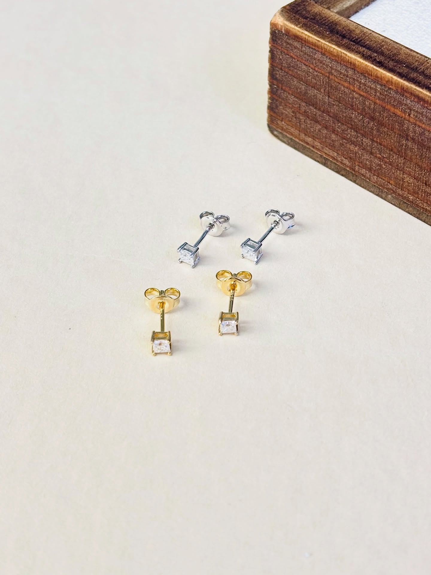 925 silver moissanite earrings in heart & square shapes, 0.3 carat each.
🛒 Available in 18K gold, rose gold with E-coat and rhodium.