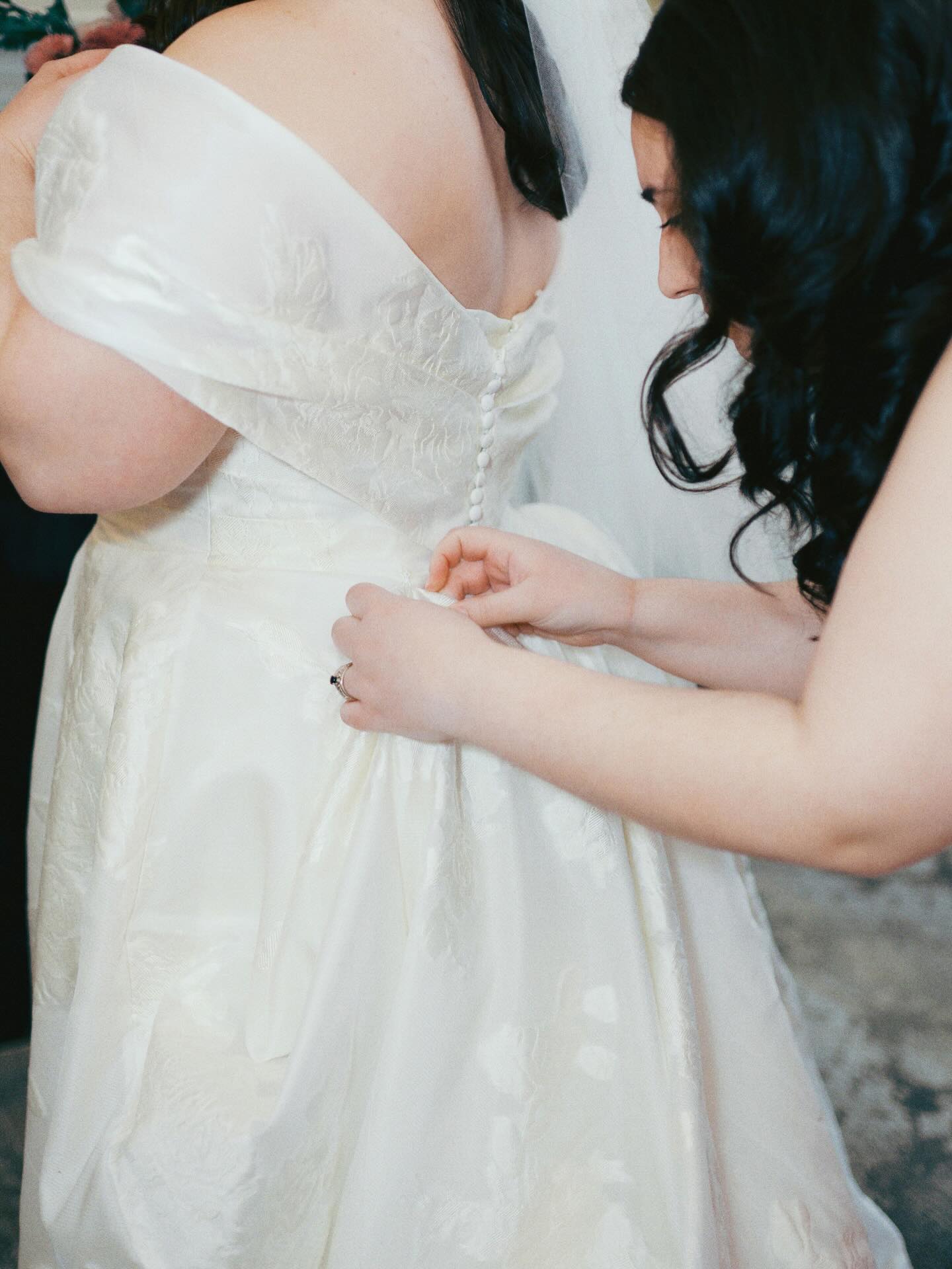 A wintery wedding day in February. Emily looked as beautiful as freshly fallen snow as I photographed her just moments before she was wed. This wedding truly gave me life in this very long and cold season we’ve had this year. The warmth surrounding the couple all day was just what I needed, and melted me from the inside out. Working alongside Léa is also never a dull affair.🥰 Maybe winter weddings are the secret up here in the north when it comes to finding joy, warmth and connection no matter how tall the snow mountains in my front yard may get haha! More glimpses to come soon.
Photographer: @serenaburroughs
Second: @leajonesphoto
Venue: @thechocksettinn
DJ: @jameventdjs