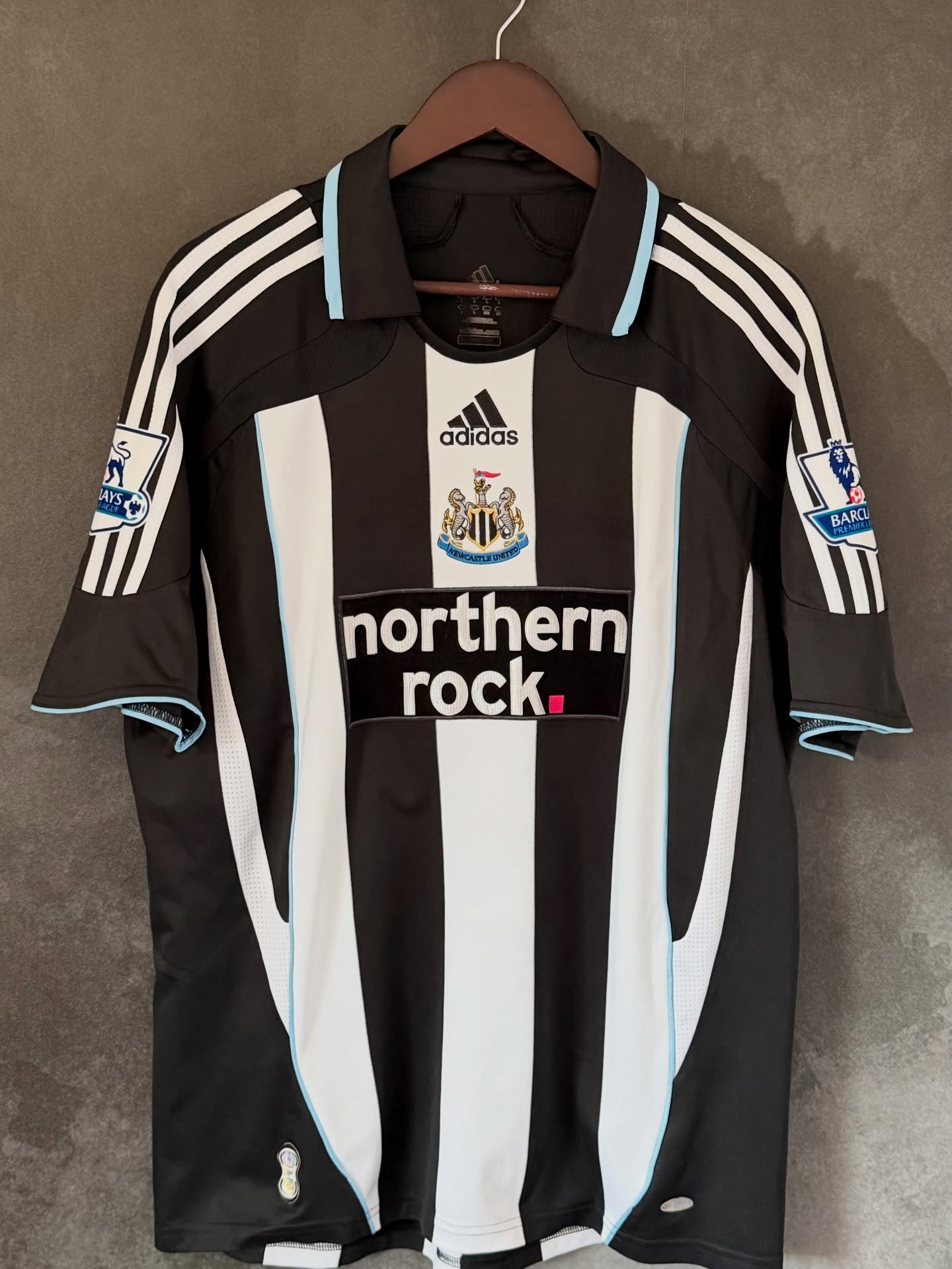 Newcastle United 2007-2009 Home by @adidas
One of the first shirts I bought with my own money
It’s also the last Premiership shirt we had made by adidas.. then came over a decade of absolute trash
Terrible sponsors, crap designs and just awful quality
This one however.. yes ok the sponsor is a northern bank that went bankrupt and cost the tax payer millions of pounds to bail out. Buuut the actual quality of the sponsor with a mix of flock and stitching just looks great
That classic central and embroidered crest with so much detail
Adidas ClimaCool fabric makes it very comfortable to wear
A bit about the player.. The Aussie Legend and now coffee shop owner @markviduka9
38 appearances for the toon scoring 7 goals before retiring in 2009
491 club appearances starting at Melbourne Knights, Dinamo Zagreb, Celtic, Leeds, Middlesbrough and the toon
He also made 43 senior appearances for Australia
A love/hate relationship with this shirt.. it will always remind me of relegation but so many legends played in it
My overall rating 7/10
How do you rate it?
#toon #newcastle #football #vintage #adidas