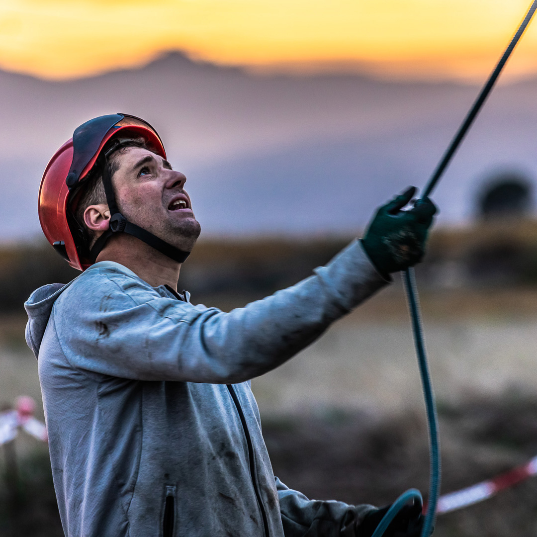 📸 | REPORTAGE INDUSTRIE | OMEXOM | LIGNES HAUTES TENSIONS 👷
👉 En 2022 j'ai été contacté par la société OMEXOM, filiale de Vinci Energie, afin de réaliser un reportage sur la mise en place d'une ligne très haute tension (400 000Vlt) entre la France et l'Espagne.
J'ai ainsi eu la chance de pouvoir fréquenter des hommes hors normes capables de travailler dans n'importes quelles conditions les plus périlleuses et ce, aux quatre coins de la planète.
Suivez-nous :
🌍 Notre site : https://www.indecomprod.fr/
🔹 Facebook: https://www.facebook.com/indecomprod
🔺 Instagram : https://www.instagram.com/indecomprod_filmmakers/
______________________________
.
.
#omexom #industrie #industriel #hautetension #energie #energiepositive #vinci #vincienergies #coupdecoeur #energieverte #photo #photoindustry #photoreportage #photooftheday
.
.
#agenceaudiovisuelle #RéalisationAudiovisuelle #PhotoProfessionnelle #DroneProfessionnel #VideoCorporate #monteurAudiovisuel #Packshot #ReportagePhoto