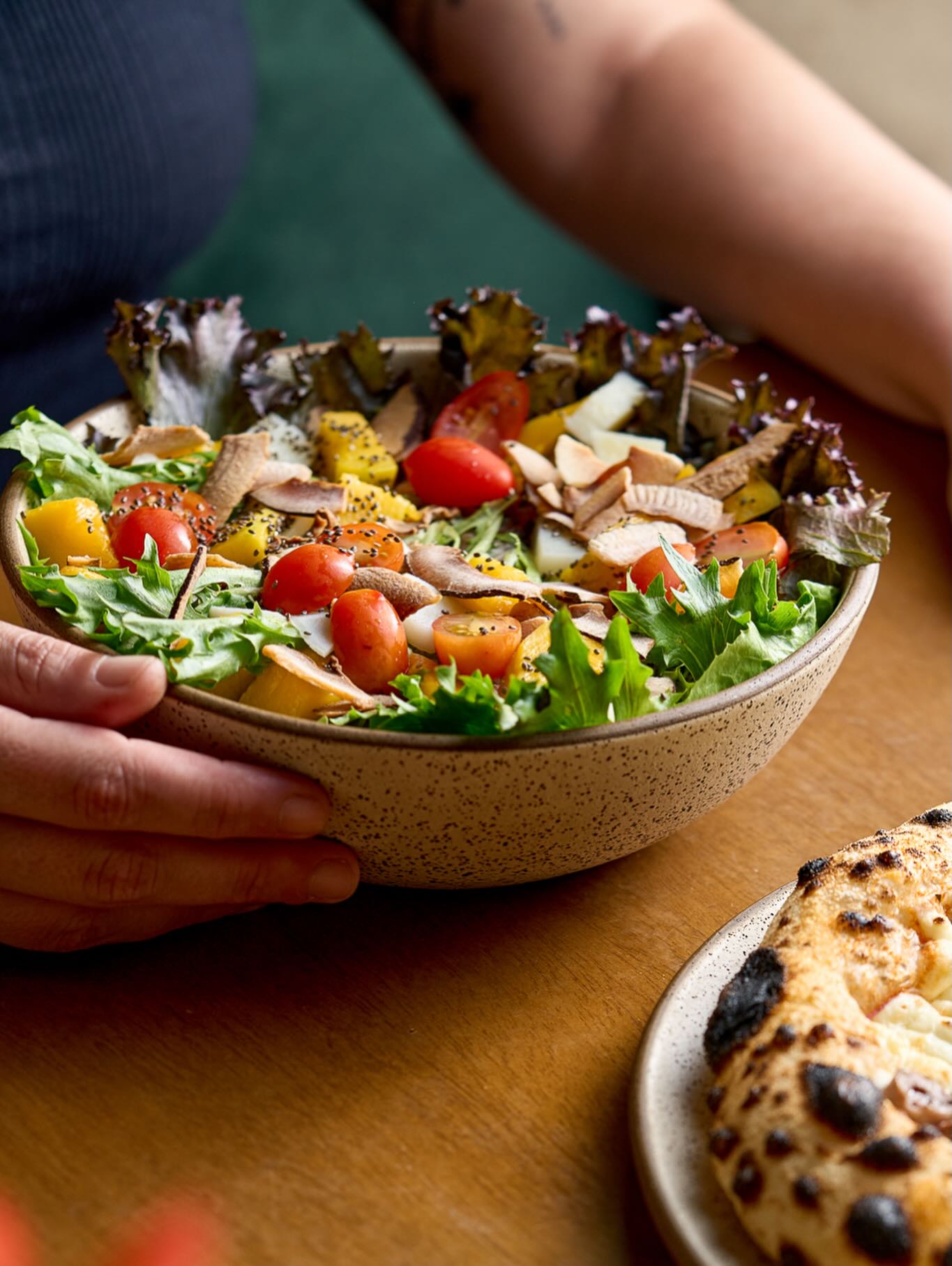 Os ingredientes frescos e orgânicos das nossas pizzas se apresentam em outras versões, como em nossas saladas - que também vão até você pelo delivery - link na bio.
Org. Pizza&Greens
Todos dos dias das 18h às 23h
R. Vicente Leporace, 1060