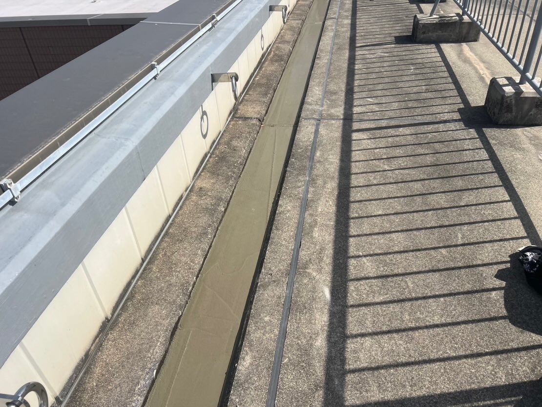 皆様いかがお過ごしでしょうか😊
今回は奈良市某施設での屋上の溝の打ち替え工事です。
既存の溝底を撤去し打ち変える、更に屋上なので材料の搬入や撤去後のガラの搬出には苦労した現場であります😫
しかしながら、新しく生まれ変った姿を見るとやり甲斐を感じます😆
#左官#リフォーム#建設業#奈良#仕事