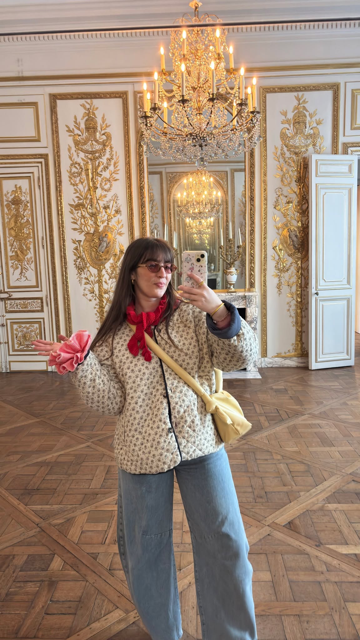 Avoir une routine est l'action la plus simple que nous pouvons avoir pour apaiser notre système nerveux 🤍
Tout simplement parce que nous savons ce qui se passer alors notre système n'a pas a être en hypervigilence à l'affut du moindre changement. Tout notre système peut alors se détendre car il n'y aura pas d'innconu 🤗
Maintenir une routine est dès lors le premier geste que nous pouvons faire pour soutenir notre bien-être à condition que celle-ci vous fasse du bien, of course ! 🫣
Personnellement, je n'aime pas le sport, l'idée d'être coincée à un endroit à suer comme un boeuf ne me plait pas du tout, j'ai pourtant fait 8 ans de danse classique, 4 ans de boxe, 1 an intense de yoga (4x/semaine) mais le résultat de tout ça ? Mon corps n'avait jamais été aussi stressé. Alors j'ai lâché prise et ai gardé le seul mouvement qui me fasse du bien : la marche (je suis innarrêtable, j'ai même déjà fait une rando de 4h dans la montagne en ballerine MDR)
Les sessions d'énergétique sont des moments que j'adore, c'est ma routine bien-être autant que la vôtre. Vous guider vers votre potentiel inné, cette part de vous qui n'a pas peur, qui ose être elle-même no matter what, quelle joie ! Je veille ainsi avant chaque accompagnement à préparer l''espace dans lequel je vous recois, le remplir de bonne vibration comme on dit !
Après les sessions c'est me-time. Je donne tout à chaque session alors ensuite il est impératif que je prenne du temps pour moi : lecture, sieste, cours en ligne, calins au Pim, respiration, méditation, tout ce qui me fait du bien à l'instant T pour maintenir mes batteries et encore une fois soutenir mon système nerveux 🌷
Et vous, quelles sont vos routines préférées ? Hâte de lire vos commentaires 💌