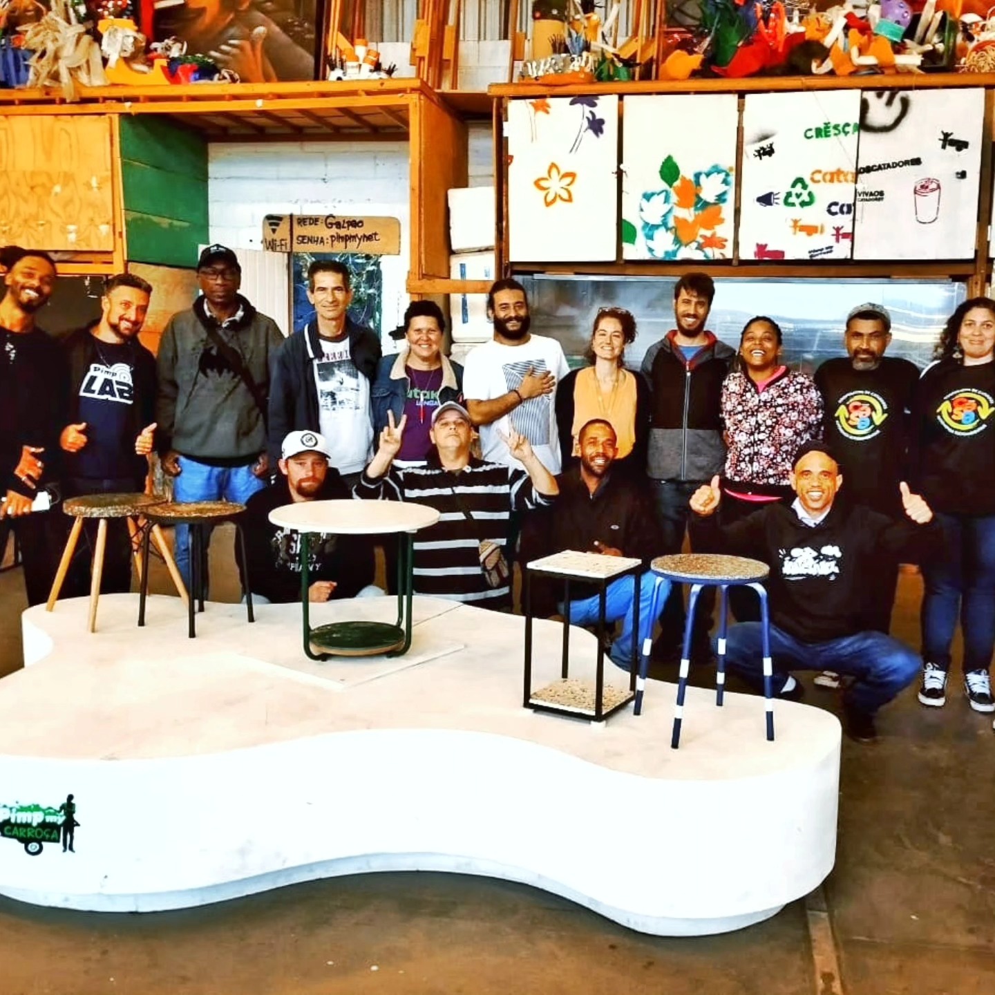 Demorou, mas chegou o dia de compartilharmos essa vivência linda com catadores de materiais recicláveis realizada em parceria com o @projetosiri e promovida pelo @pimpmycarroca !
Diferente do nosso formato itinerante, nesta oficina, que fez parte do projeto #pimpestoque , recebemos os participantes em nosso laboratório de reciclagem criativa! Esse projeto capacitou os catadores com diversas técnicas para que pudessem dar nova vida a resíduos coletados, como bases de bancos, mesas, estantes, etc!
Foi um dia todo de muita troca e entusiasmo!
Um universo de possibilidades se formou na mente e no coração desses profissionais que, em seu cotidiano, lidam com os resíduos e batalham para mostrar à sociedade o real valor que eles têm.
Em cada colar, brinco, chaveiro ou móvel criado, foi possível perceber todo o aprendizado e a grande potência desse grupo que, além de coletar, imagina criativas transformações e aplicações para o resíduo plástico!
No carrossel:
1 - Grupo todo reunido com suas lindas obras finalizadas
2, 3 e 4 - Processo de transformação de um banquinho a partir da provocação que a #maravilixo fez à dupla responsável por essa criação para, literalmente, virarem tudo de cabeça para baixo! O resultado foi uma linda mesinha com apoio inferior
5 e 6 - Banquinhos de “cabeça para cima”, porém com muito charme nos tampos de plástico reciclado
7 e 8 - Um dos criadores emocionado com sua criatura! A partir da restauração da estrutura de um móvel antigo, a dupla reformou-o com prateleiras plásticas recicladas novinhas
9 - Ecojóias criadas por cada dupla a partir da reciclagem de sacolinhas plásticas
10 - Troféu para o Prêmio Pimp Estoque, desenvolvido por uma parceria entre maravilixo e Projeto Siri, a partir de embalagens plásticas pós-consumo
E nessa sexta agora, dia 29/11, das 17h às 23h, vai rolar um evento de despedida do galpão do Pimp My Carroça, juntamente com o Saldão do Pimp Estoque, com venda das peças criadas pelos catadores em diversas oficinas que o projeto ofereceu!
Estaremos por lá prestigiando e também nos despedindo do espaço vizinho que foi nosso laboratório criativo nesse último ano!
Venham!! A entrada é gratuita!