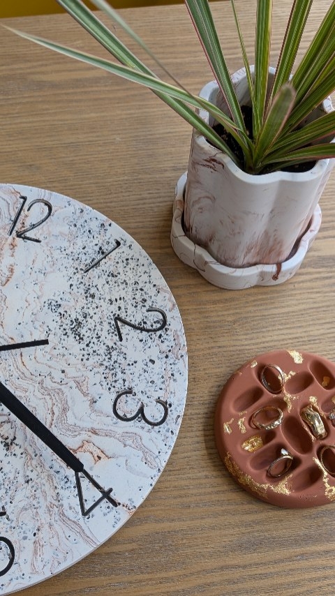 🚨 Nouveautés en jesmonite dispo dès aujourd’hui aux Récréatives !
On a ajouté plein de nouveaux moules : horloge, boîte d’œuf, petite boîte, vase… de quoi laisser libre cours à ta créativité ✨
Viens choisir ton préféré et repars avec une création unique !
#jesmonite #créatif #ateliercréatif #DIY #faitmain #nouvautés #artisanat #momentcréatif #créationunique #tours