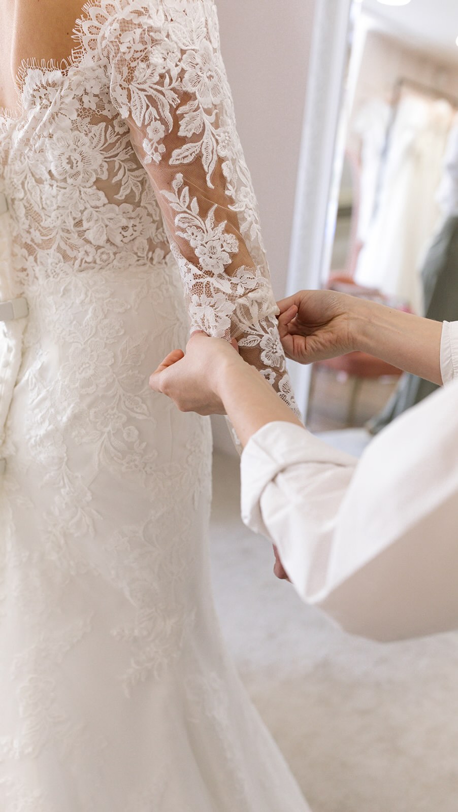 Oh yes she does…Introducing Juliette by @ellisbridals ✨
The perfect combination of lace, elegance and a hint of sexy!#laceweddingdress #fittedweddingdress #weddingdresswithsleeves