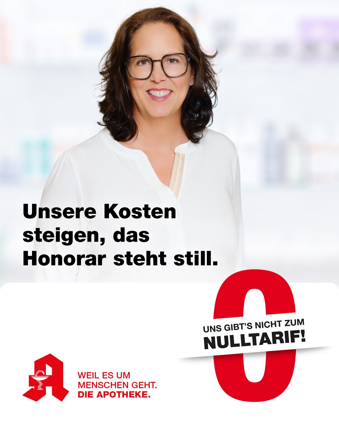 Montag, den 23.03., bleibt auch unsere Apotheke geschlossen – damit sie in Zukunft weiter offen steht! Zusammen mit vielen anderen Apotheken protestieren wir in Berlin, Düsseldorf, Hannover und München. Warum?
Seit 13 Jahren wurde unser Honorar nicht angepasst, während die Kosten explodiert sind. Die Folge: Jede 5. Apotheke musste bereits schließen.
Darum fordern wir unser Honorar sofort anzupassen und gesetzlich für
die Zukunft zu sichern. Unterstützen Sie uns bei unserem Protest und machen Sie mit uns deutlich: Apotheken gibt’s nicht zum Nulltarif!
#apothekevorort #gesundheit #fürdichda
Dies ist eine politische Anzeige. Der Sponsor ist die ABDA –
Bundesvereinigung Deutscher Apothekerverbände e.V. Die Anzeige
steht im Zusammenhang mit einer von der Bundesregierung geplanten
Apothekenreform. Alle Informationen zur Transparenzbekanntmachung
finden Sie unter: https://www.gesundheitsichern.de/ttpa/