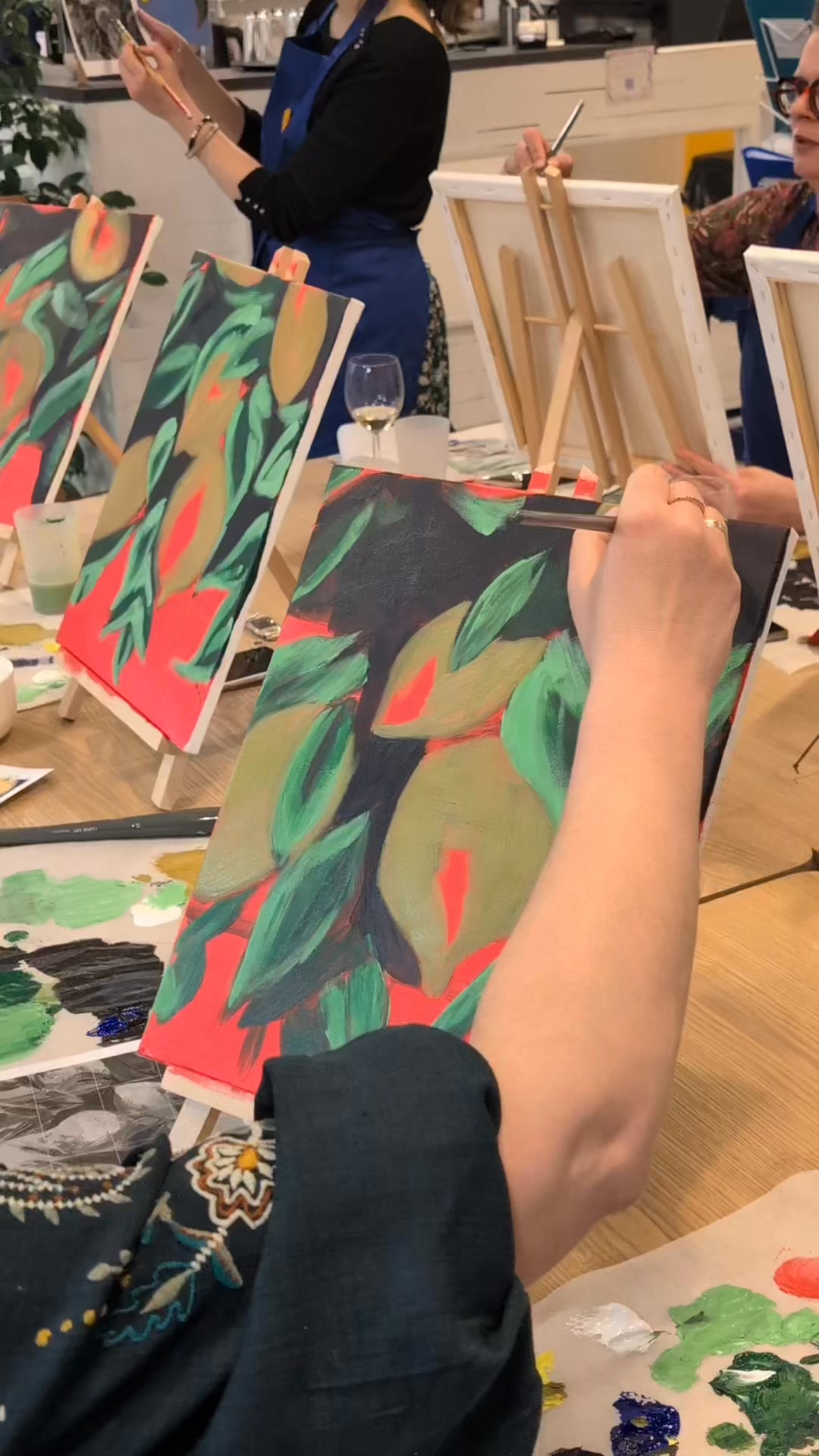 ✨ NOUVEAUTÉ — Les Soirées Paint & Drink des Récréatives ✨
Le 10 avril, on lance les « Soirées Paint & Drink des Récréatives » et clairement, ça va devenir ton nouveau petit plaisir du mois 👀🍷
Le concept ? Ultra simple : tu viens comme tu es, tu prends un verre (avec ou sans alcool*), tu t’installes… et tu peins !
Tu penses ne pas savoir peindre ? Pas de panique ! On te guide étape par étape, tout en te laissant ta liberté.
Chacun avance à son rythme, dans une ambiance chill, bienveillante et pleine de good vibes ✨
Le but ? Pas la perfection, juste te détendre, tester, rire et lâcher prise ! 🎨
Que tu viennes en solo, entre amis, en couple, ou en famille c’est le moment parfait pour déconnecter et passer un bon moment 😉
🗓 Vendredi 10 avril
⏰ 19h – 21h30
🎟️45€ par personne
👩🏼🎨 Accessible à tous
⚠️ Places limitées, pense à réserver ton créneau dès maintenant sur notre site internet !
*L’abus d’alcool est dangereux pour la santé, à consommer avec modération.
#ateliercreatif #soireecreative #sortietours #activitetours #toursmaville #lesrecreatives #afterwork #sortieentreamis #ideesortie #loisircreatif #peinturefacile