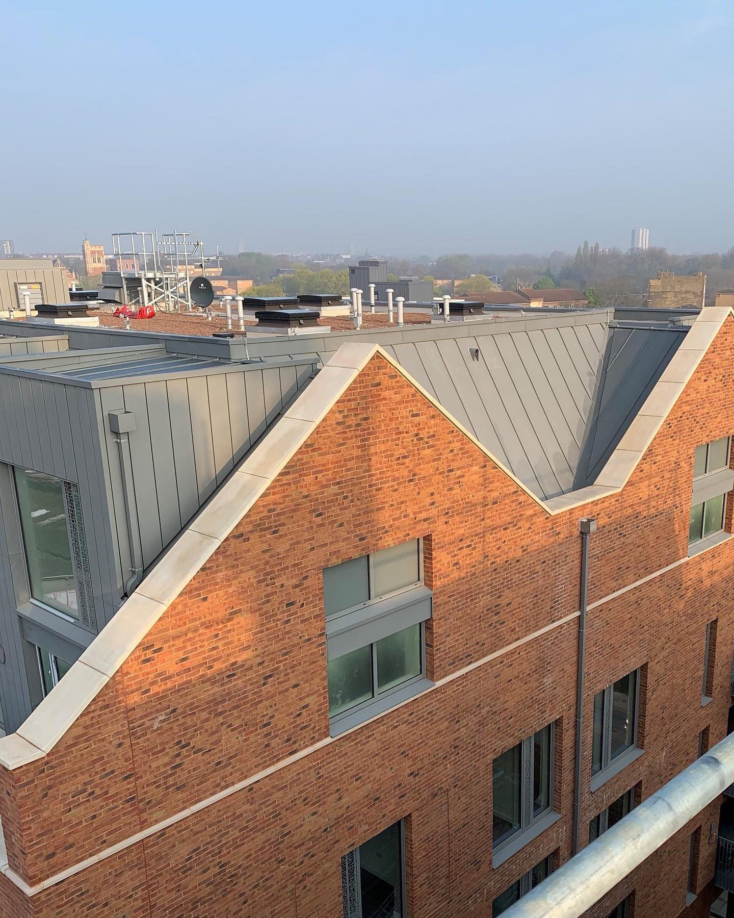 These are some great views of the VM Zinc Quartz standing seam roofing and vertical VM Zinc Quartz interlocking panels down at Stone Studios, Hackney.
•
•
•
•
•
•
•
#AMR #Zinc #Roofing #HardMetal #StandingSeam #VM #Quartz #London #Construction #Copper #Metalwork