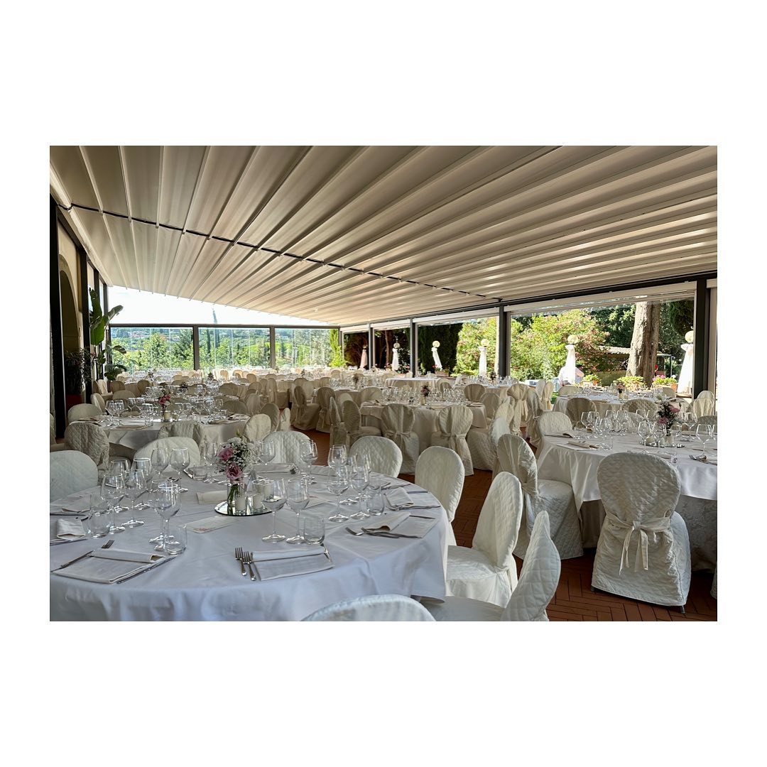 🇮🇹 Il nostro dehors è pronto ad accogliere voi ed i vostri ospiti, un unico spazio che ospita fino a 230 persone sedute! ⭐️
🇬🇧 Our dehors can accomodate up to 230 Guests, share your special day with all your Guests! ⭐️
.
.
.
#villalesorti #weddingvenue #wedding #location #locationeventi #redcarpet #weddingday #weddingdecor #weddingphotography #weddingstyle #weddingdesign #weddingphotographer #weddinglocation #locationmatrimonio #locationtop #weddingtime #giardinodegliagrumi #tuscanywedding #tuscany #italianwedding #weddingitaly #wedding2023 #dehors #tablesetting