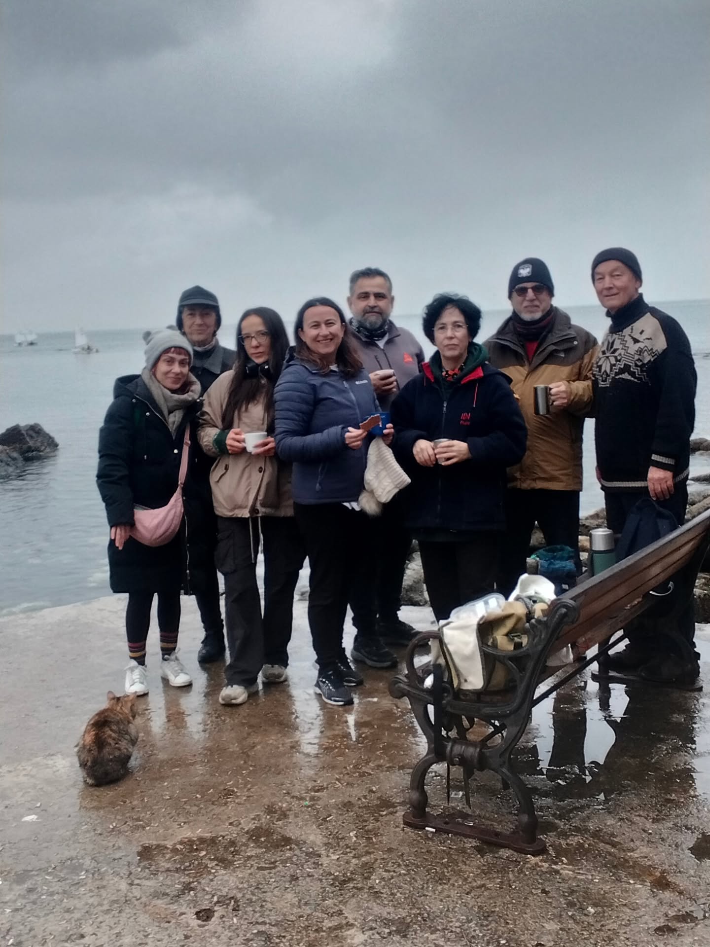 Hoca derse geç kaldı. Uyandığında bir terslik var bu işin içinde dedi ve saate baktığında 10:23 olmuştu zaten. Çayı hazırladı, vınnn derse gitti.
Grup çalışmayı kendi başına yaptı ve hoca ikinci aşamaya geçti. Hocanın uykuya dalmasının nedeni dedikodu meselesi olmuş ve biri de bunu gammazladı😂 Kendisinin de sıkça denize bakarak oturum yaptığı, FB burnundaki denize sıfır alana götürdü grubu. İşte orada, hayata, ilişkilere, insan kimyasına dair derin sohbetler oldu. Nefesi niye alırız, niye veririz? Kadın nedir, erkek nedir?
Ve en sonda keşiş olmak nedir ve neden insan bunu göze alır sorusu bile irdelendi🙂
Yani, hocanın uykuya dalması nelere vesile😂
Herkese güzel bir pazar olsun.