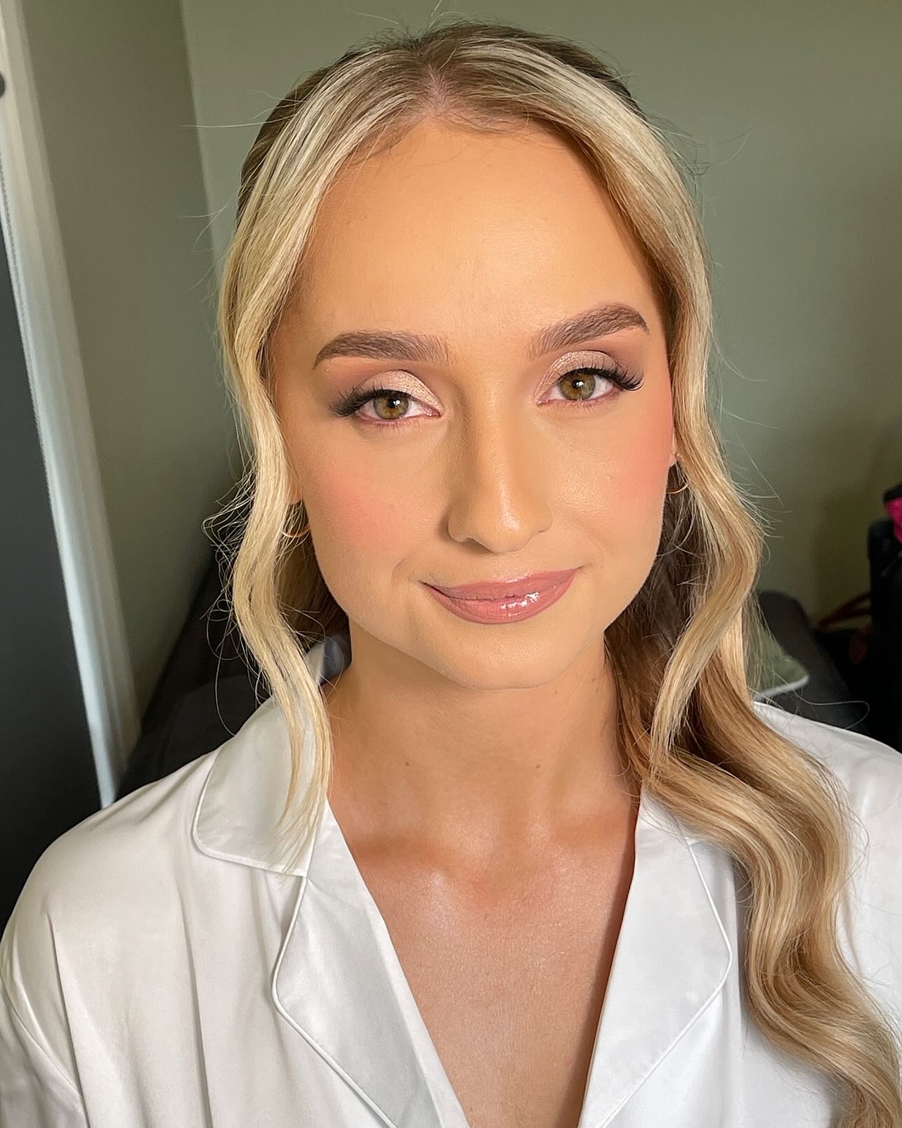 Kayla’s day 🤍🥂✨
What a breathtaking bride! Absolutely flawless 🙌🏼
@diorbeauty Backstage foundation
@lauramercier Ultra Blur powder
@rmsbeauty French Rosè blush
@makeupbymario Ethereal Eyes palette
@tower28beauty Pistachio gloss