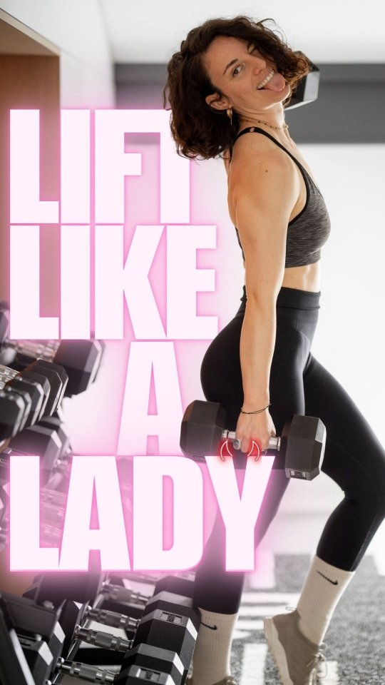 Tu veux commencer le fitness… mais tu ne sais pas par où commencer ?
Lift Like a Lady, c’est un cours de fitness 100 % féminin, pensé pour les femmes qui veulent se sentir plus fortes, plus confiantes et motivées.
• Petit groupe
• Exercices adaptables à tous les niveaux
• Une ambiance bienveillante, sans pression ni comparaison
Que tu débutes complètement, que tu reprennes le sport ou que tu veuilles simplement compléter une autre activité (course, yoga, etc.)
Ce cours t’aide à construire des bases solides.
Ici, on progresse ensemble.
On transpire, on rit…
et je suis souvent la première à faire la clown si ça peut détendre l’ambiance.
Rejoins-nous pour soulever comme une vrai Lady!
Mardi 12h15
Vendredi 8h00
Au @apex.lounge.ch dans le bâtiment de @espacesantelesateliers