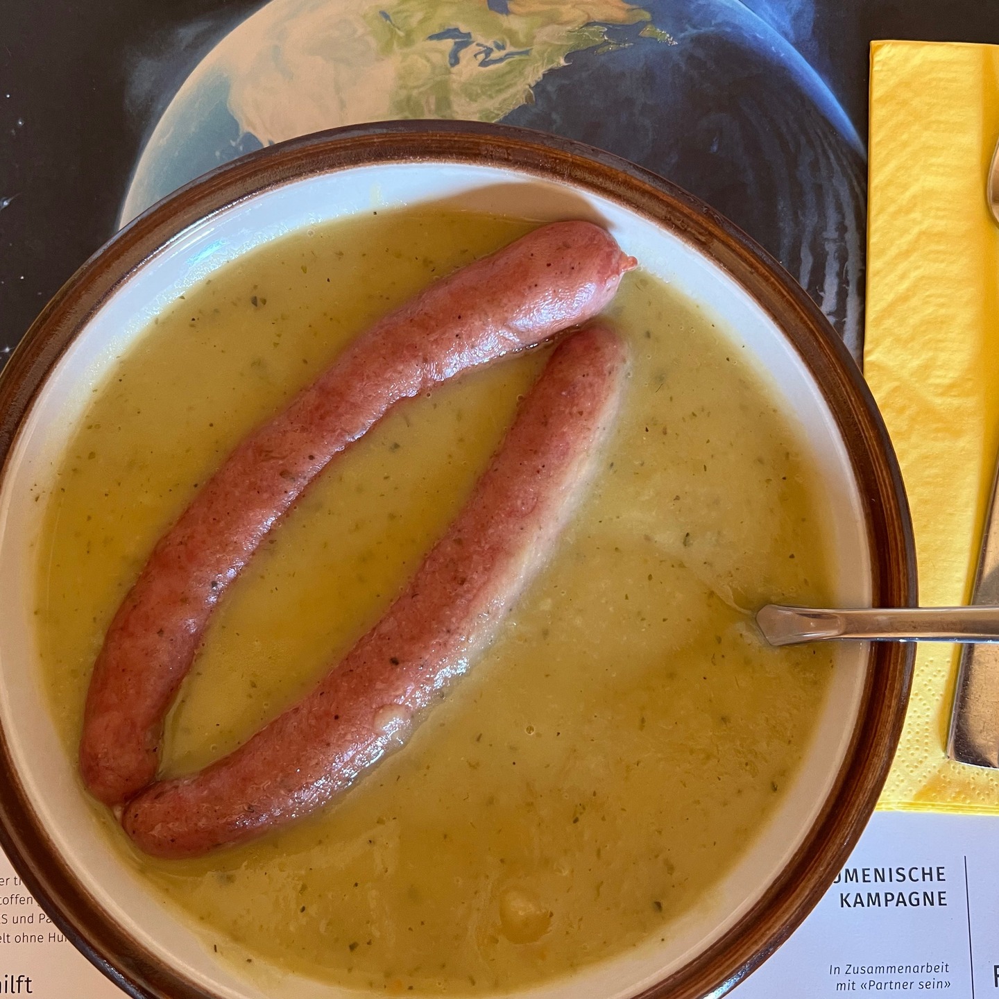 Gestern Samstag, 21. März 2026, war Suppentag – auch in der Kirchgemeinde Oberburg (Reformierte Kirche Oberburg). Mit Olga Wälti zusammen mache ich seit drei Jahren am Vormittag die Tour im Luterbach und wir haben dieses Mal die ganzen 35 Liter Härdöpfelsuppe, alle 48 Würste, 30 Stück Kuchen und 20 Stücke Torte verkauft und unterwegs noch eine Menge Spenden bekommen. Herzlichen Dank allen Käufern und allen grosszügigen Spendern! Und auch dem Suppen-Chef Martin Niederhauser und seinem Team: Sie war wieder einmal ausgezeichnet die Suppe! #suppentag #heks #kirchgemeindeoberburg