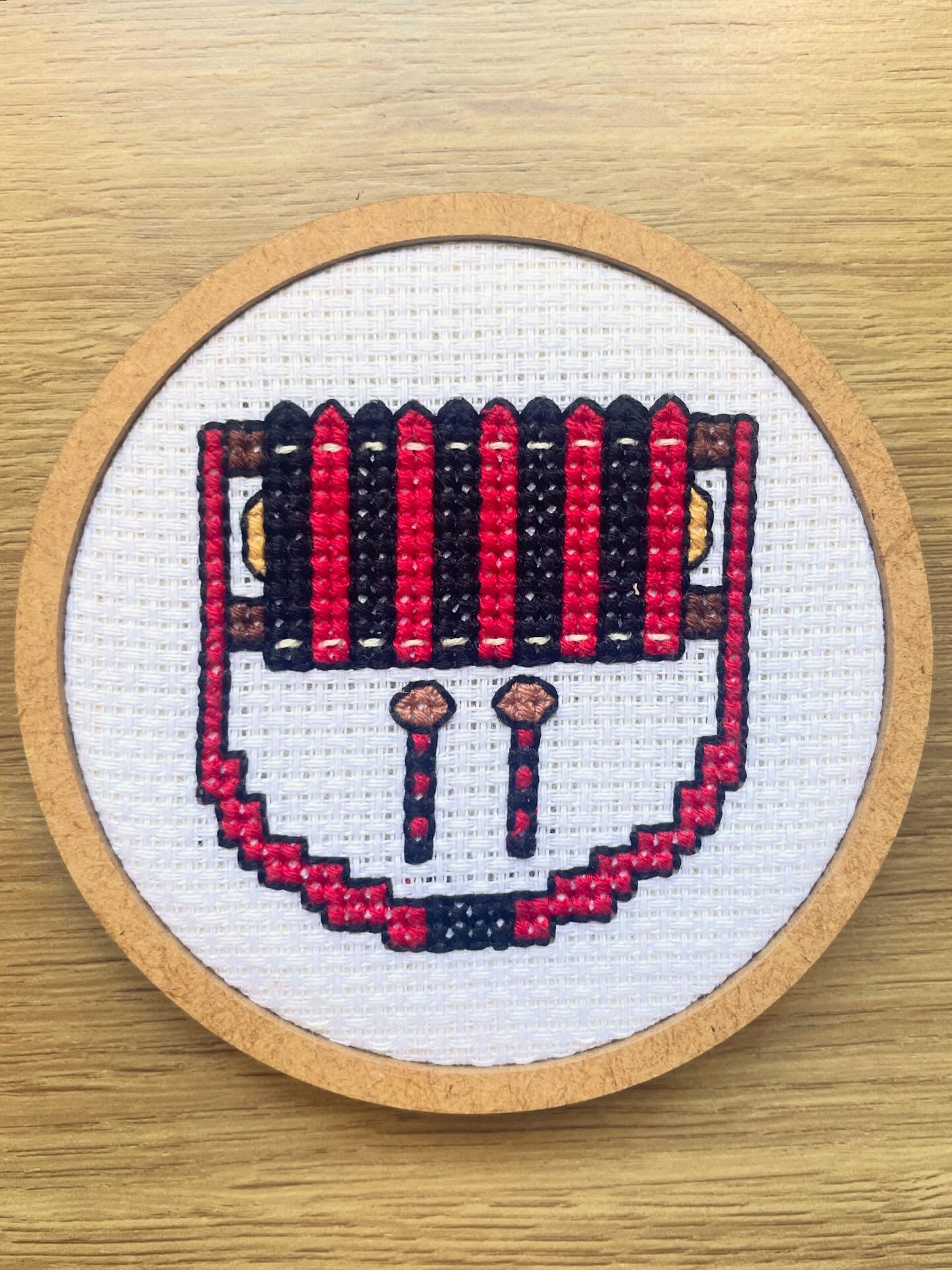 Marimba de Congada.
Esse é um instrumento bem diferente, fui surpreendido com esse pedido. Me diverti e aprendi muito bordando ele, por carregar um peso cultural enorme!
Bordado feito inteiramente a mão com muito carinho e dedicação, ponto por ponto. Peça já o seu!
Aceitamos encomendas.
Vendas disponíveis no site da bio.
#marimba #geekart #bordado #artesanato #instrumentomusical