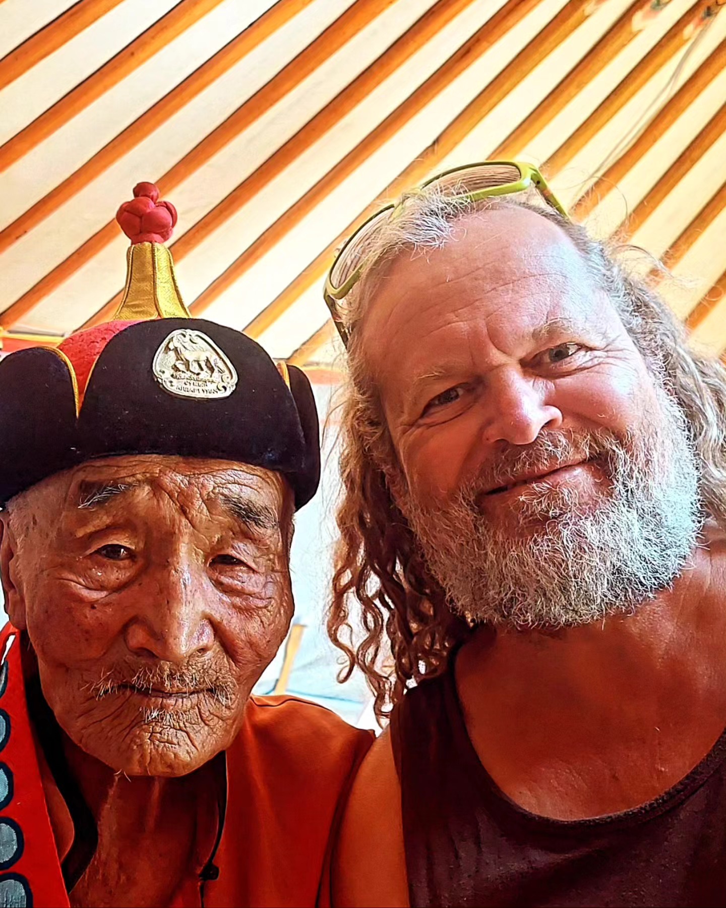 In der Mini Gobi sind wir von Nomaden in deren Jurte eingeladen worden. Beim Betreten der Jurte ist unbedingt darauf zu achten, nicht auf die Türschwelle zu treten und sich dann nach links zu orientieren. Zur Begrüßung werden dann Schnupftabakfläschchen ausgetauscht. Man nimmt die Flasche des Gegenüber und probiert mit dem Löffelchen oder riecht daran. Andeuten reicht, um Respekt zu erweisen. Dann wird das Fläschen noch ausgiebig bewundert und mit der rechten Hand mit Unterstützung der linken Hand am Ellenbogen zurückgegeben. Dieses kleine Fläschchen ist nicht nur Begrüßungsinstrument, sondern auch eine Art Statussymbol. Glücklicherweise hatte ich zu Beginn der Reise ein Schnupftabakfläschchen erstehen können.....