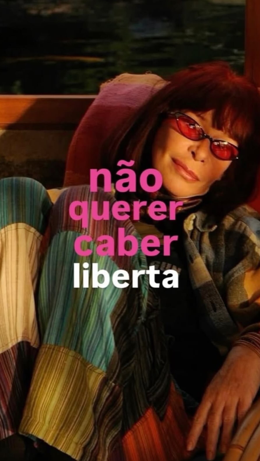 Você já percebeu como, em alguns momentos, se afasta das pessoas mesmo sem querer? Como se a distância fosse mais segura do que a proximidade?
Isso pode ser o reflexo de uma proteção que te faltou no passado. Quando você não sente segurança nas relações, aprende a se defender sozinho, criando barreiras que te isolam.
Mas essa distância, que parecia necessária para se proteger, também te impede de construir conexões verdadeiras. O que antes era defesa, hoje pode estar te privando de viver o afeto que você merece.
Pergunte-se: quem eu ainda estou tentando proteger? Será que chegou o momento de confiar e permitir que os outros se aproximem de verdade? Às vezes, a cura começa quando você percebe que, agora, já pode soltar o escudo.