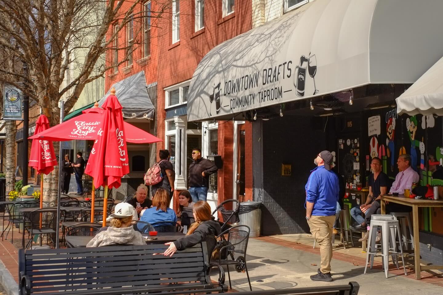 Turns out the Gainesvillians were down at Downtown Drafts looking up. @downtowndrafts @gainesville_ga