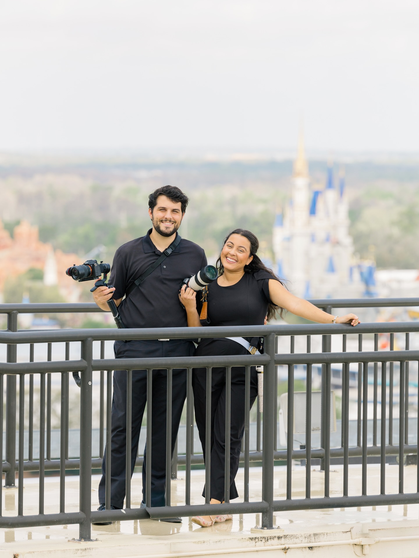 This is our “We’ve been up since 3 am but we’re happy to be here!” look. ☀️😅
Photographer: @kistephotography