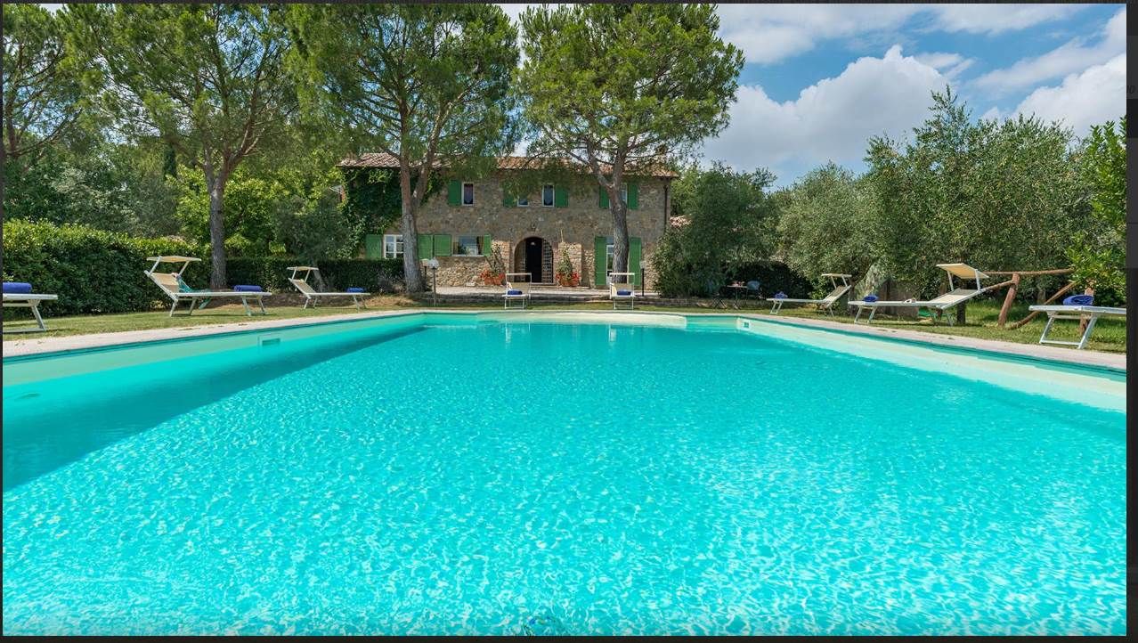 A Tuscan dream, reduced and ready. 🕊️
This 385 sqm detached stone villa in Barullo-Centoia is the ultimate family retreat. 6 bedrooms, 5 bathrooms, and nearly 1 hectare of private land featuring 100 olive trees.
✅ Sold fully furnished
✅ Private & Peaceful
Price: Now €995,000.