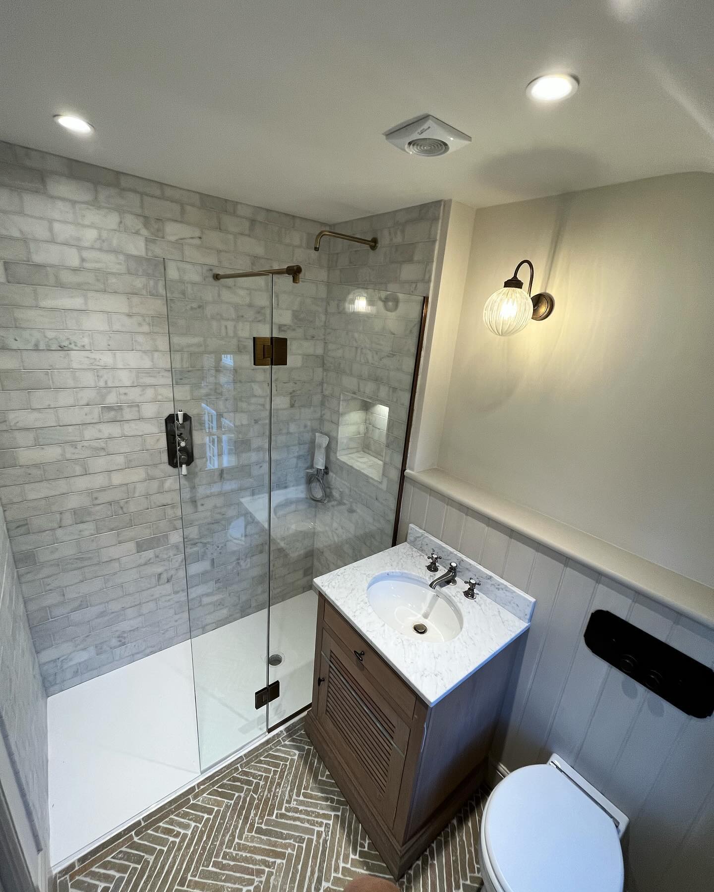 Here’s a project that we completed last year. Full house refurb in Cookham Dean. Very happy how this one turned out.