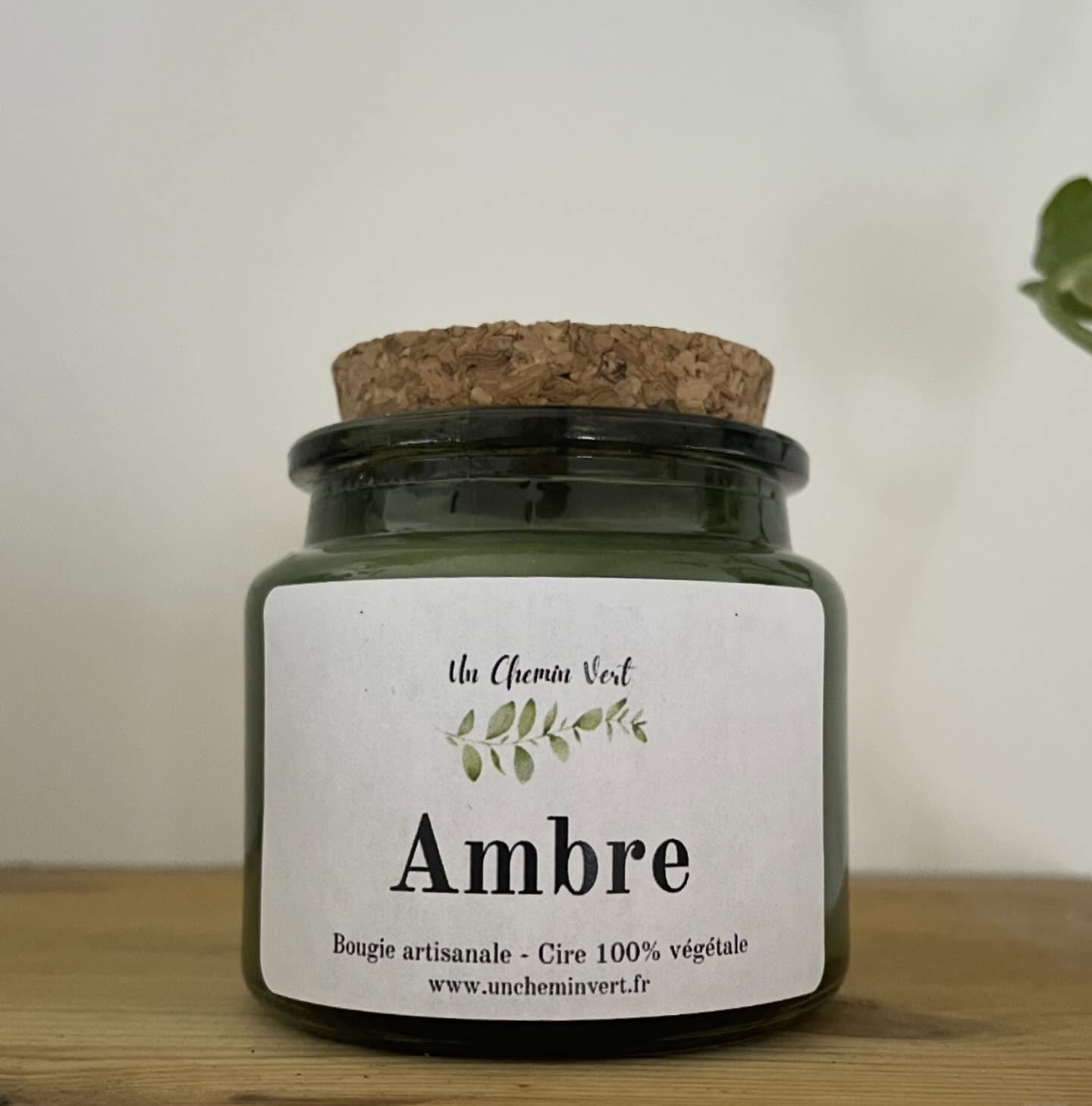 Gamme végétale 🌿
Contenant en verre, design épuré. Cire végétale, parfum de Grasse sans CMR ni phtalates.
Ambre ✨ arôme chaud et légèrement sucré, solaire et doux.
Une petite attention se cache dans chaque bougie ❤️
Les bougies sont en ligne, rendez-vous sur le shop www.uncheminvert.fr
#bougie #bougies #bougieparfumee #ambre #parfum