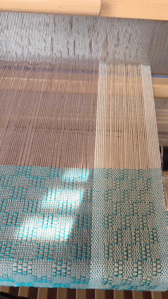 Using green in the weft is adding some interest. I'm hoping to get these off the loom today 🤗
#sunriselodgefiberstudio #weaversofinstagram #weaving #handmade #colorplay