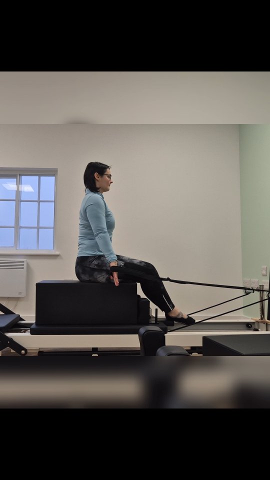 ๐ช Chariot on short box ๐ช
โ๏ธ Improved posture
โ๏ธ Shoulder stability and mobility
โ๏ธ Upper body strength, especially scapula stabilisers
โ๏ธ Core engagement and stability
โ๏ธ Wrist, elbow and shoulder alignment
โ๏ธ Eleviation of neck and should pain
#reformerpilates #reformer #chariot #movement #Pilates